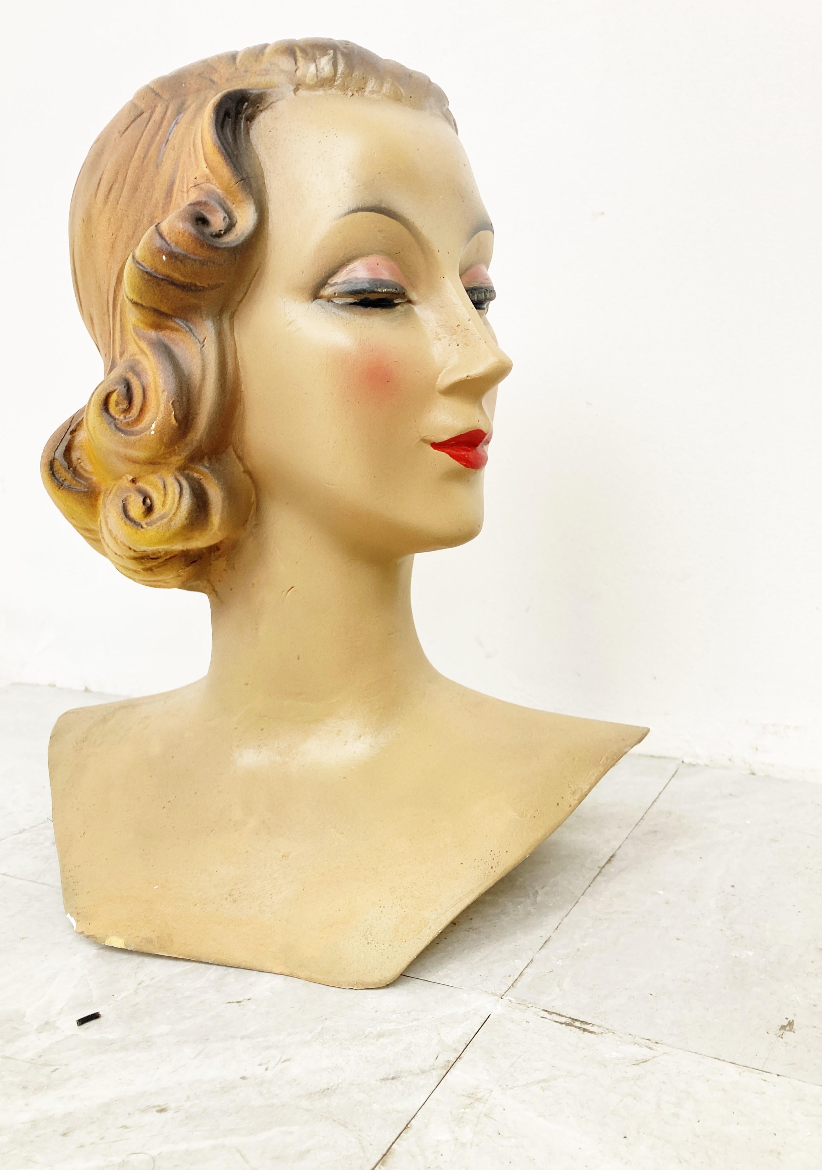 Beautiful female mannequin head made from plaster. 

Typiccal art deco style

Comes from a lot acquired from a clothes shop that stopped activities.

Great decorative item to display glasses, hats,..

France - 1960s

Height: