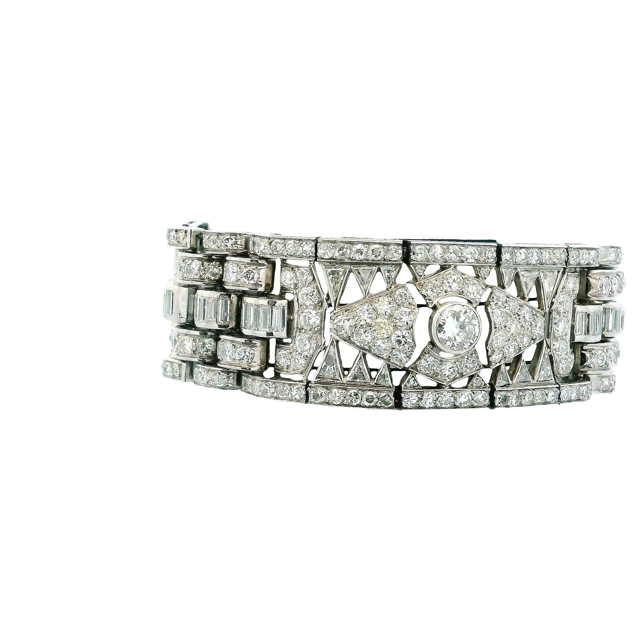 Bracelet Art-Déco en platine français 27 ct de diamants Bon état - En vente à Great Neck Plaza, NY