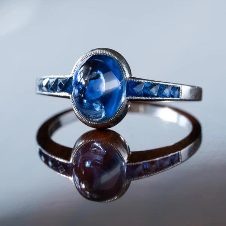 Art Deco French Platinum and 1.30Ct. Cabochon Sugarloaf Sapphire Ring C.1920s In Excellent Condition For Sale In New York, NY