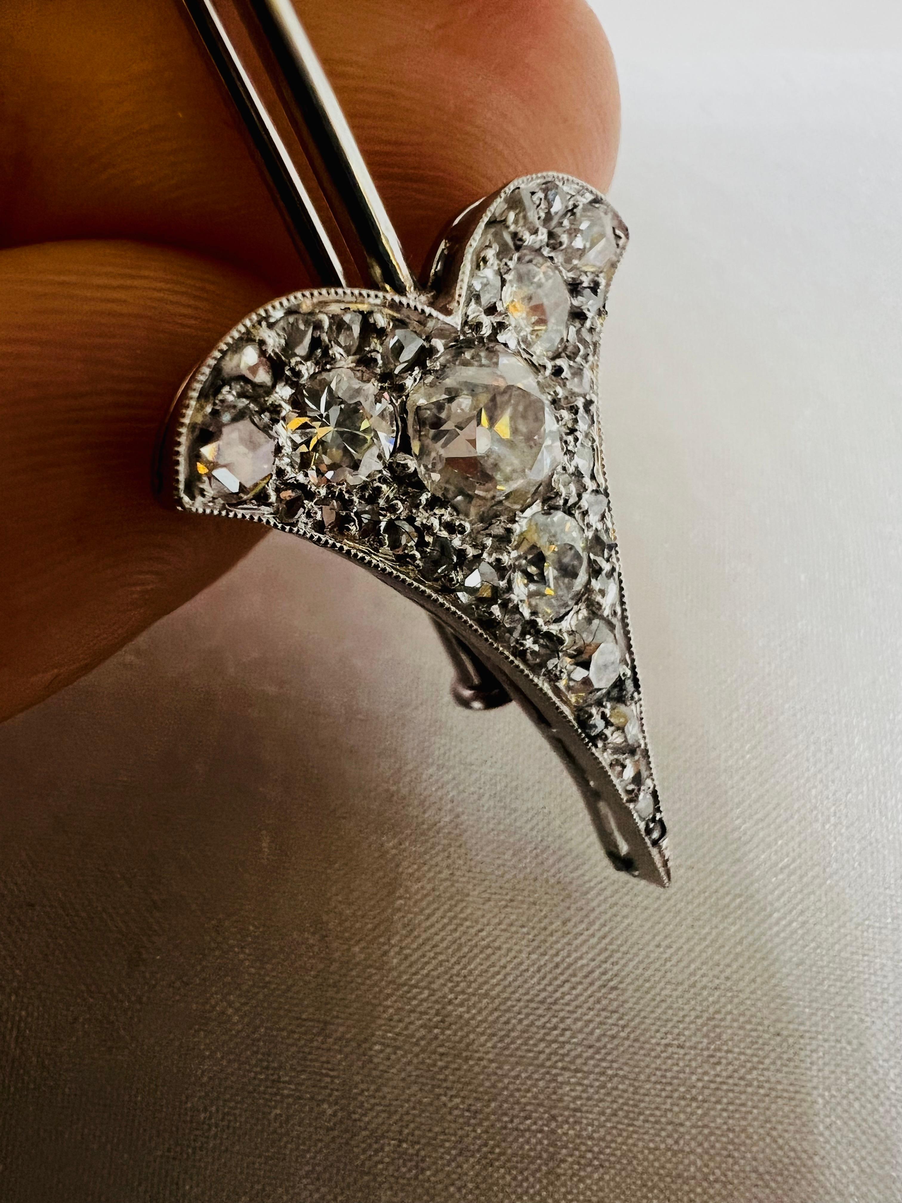 Art Deco French Platinum Arrow-Shaped Brooch Diamonds For Sale 5