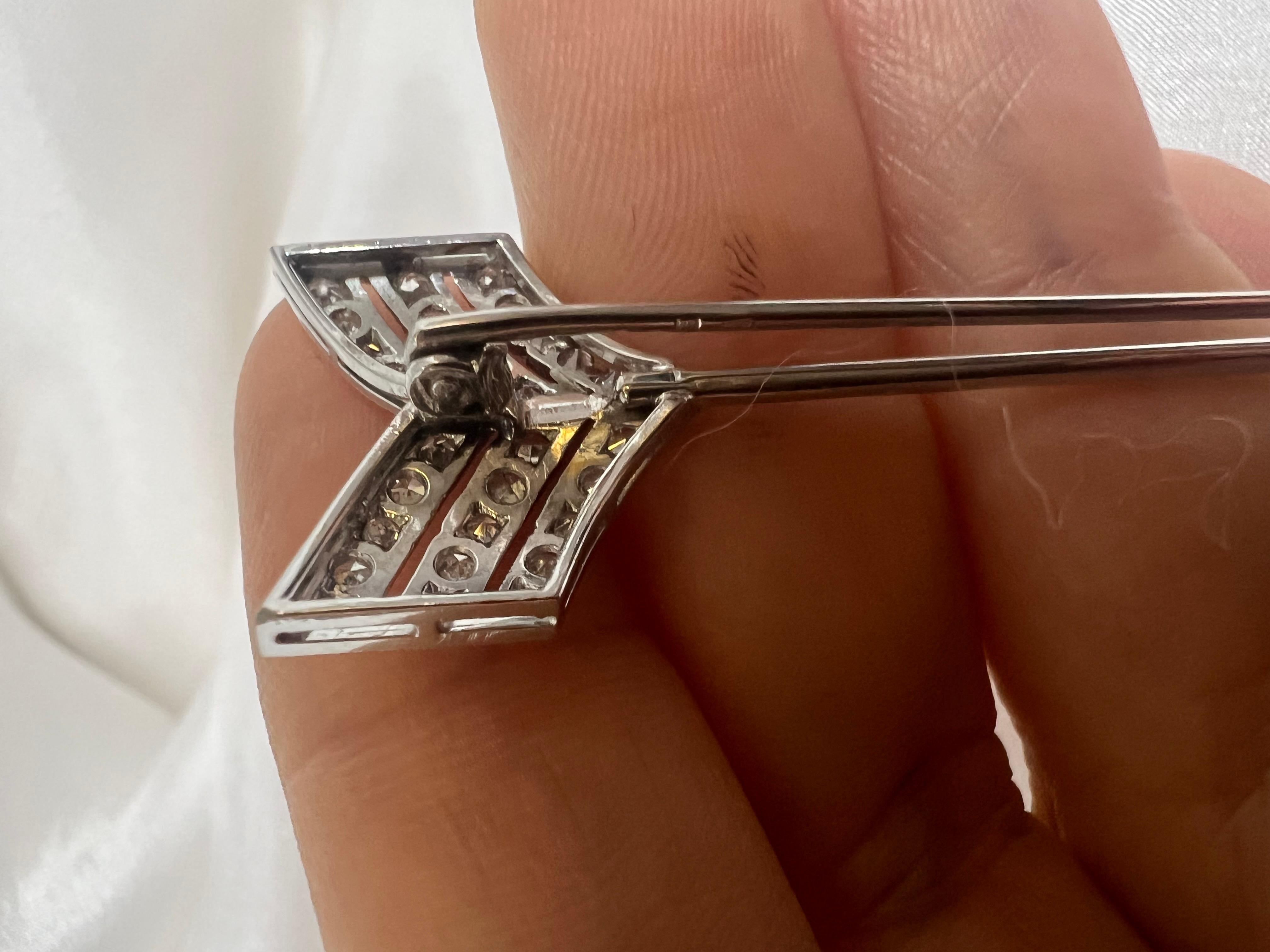 Art Deco French Platinum Arrow-Shaped Brooch Diamonds For Sale 6