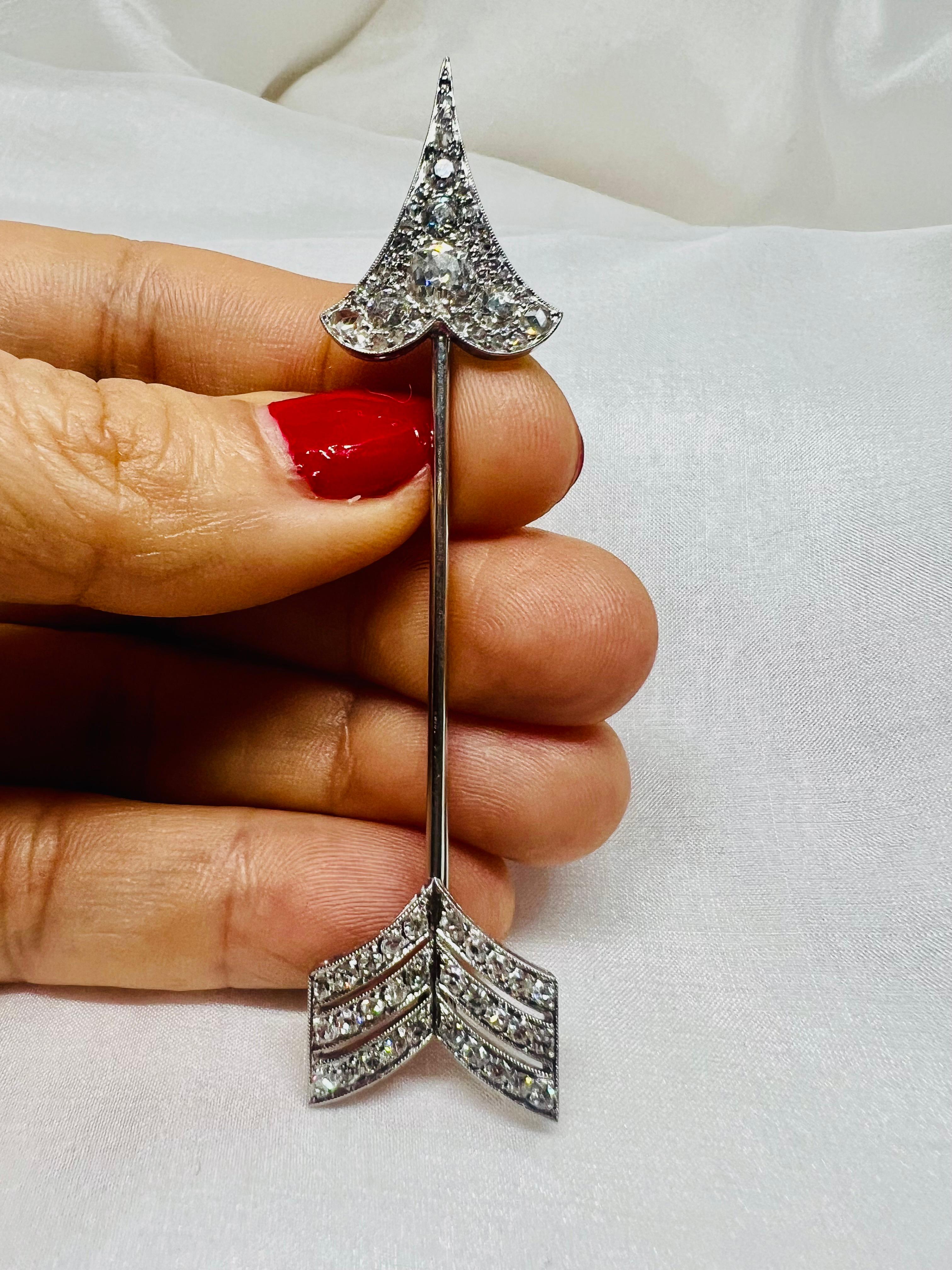 French Cut Art Deco French Platinum Arrow-Shaped Brooch Diamonds For Sale
