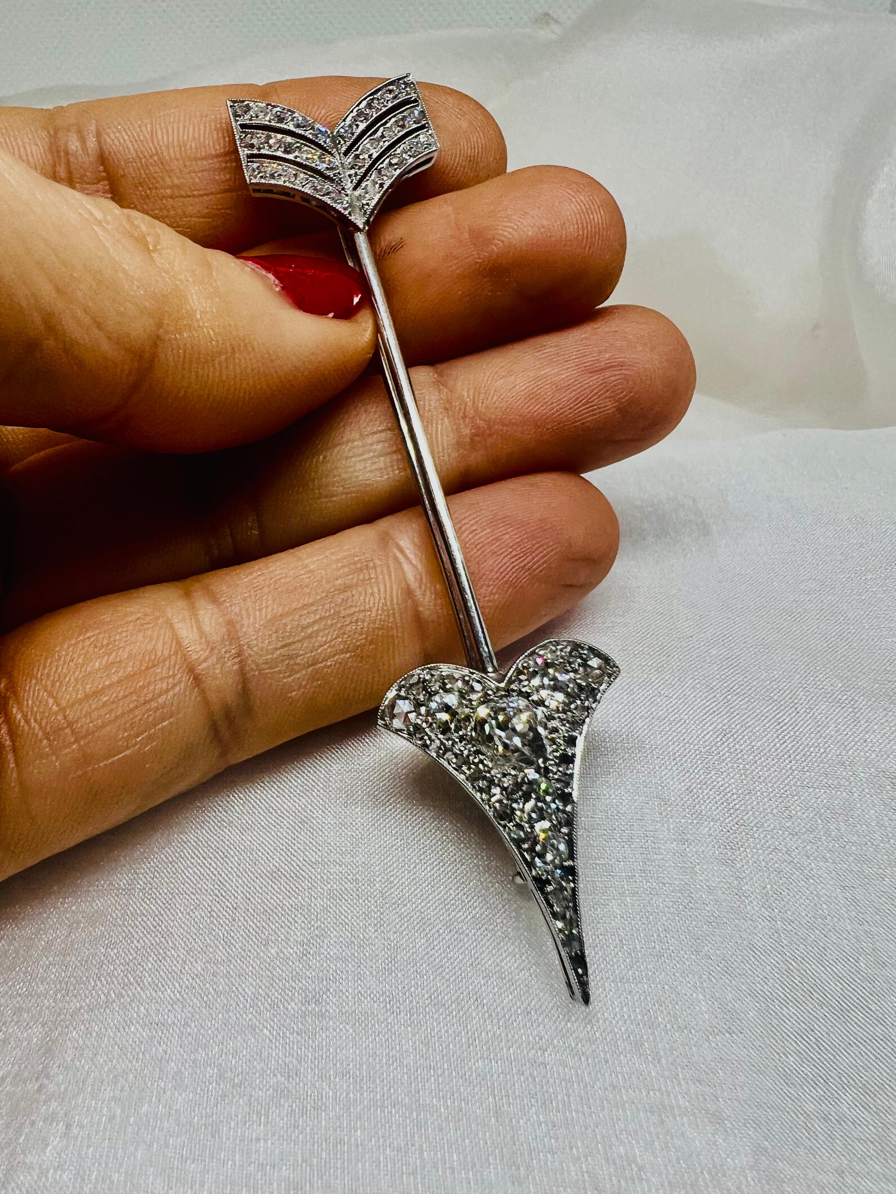 Art Deco French Platinum Arrow-Shaped Brooch Diamonds In Good Condition For Sale In Mārupe, LV