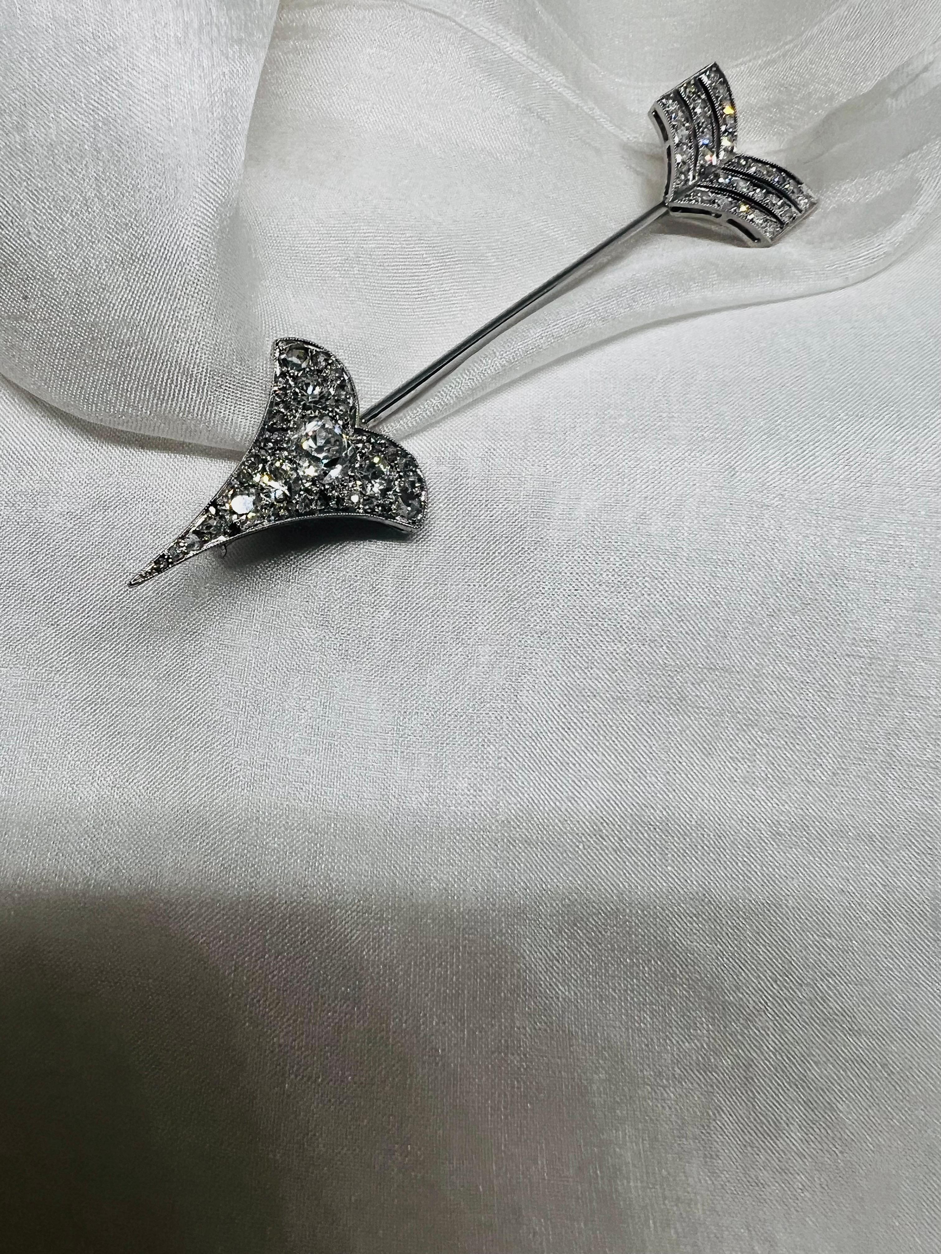 Women's or Men's Art Deco French Platinum Arrow-Shaped Brooch Diamonds For Sale