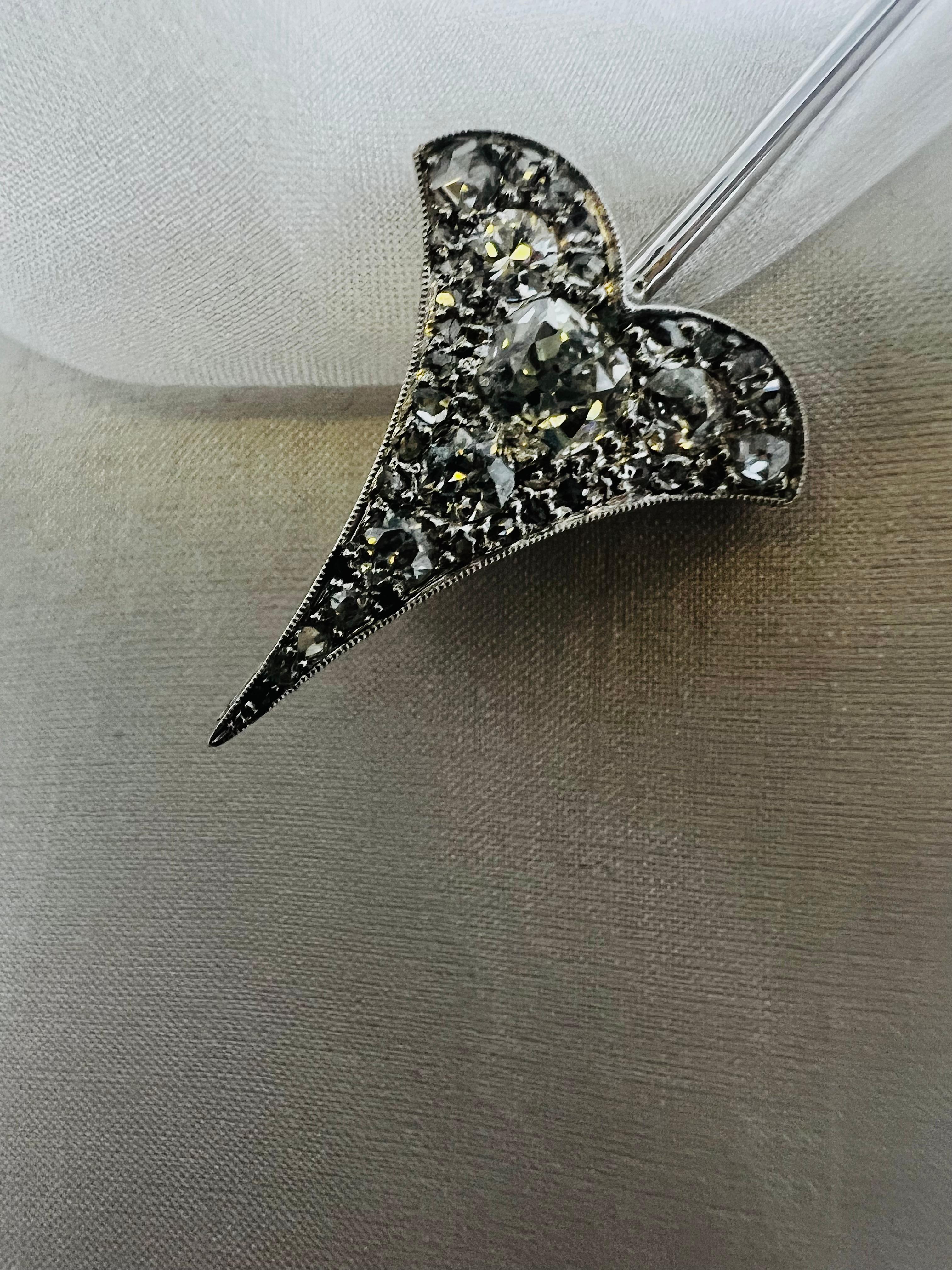 Art Deco French Platinum Arrow-Shaped Brooch Diamonds For Sale 1