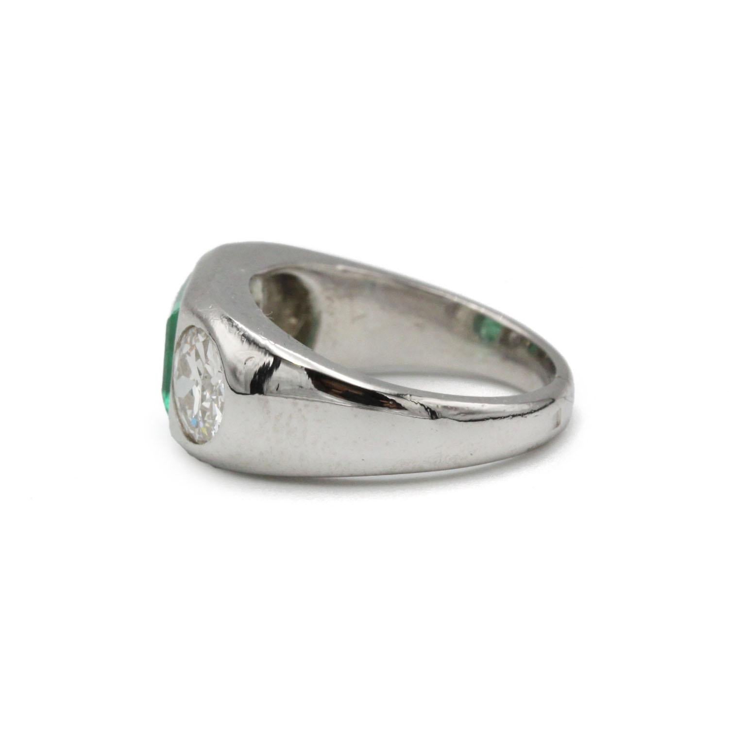 Französischer Art-Déco-Ring aus Platin, Smaragd und Diamanten im Altschliff (Art déco) im Angebot