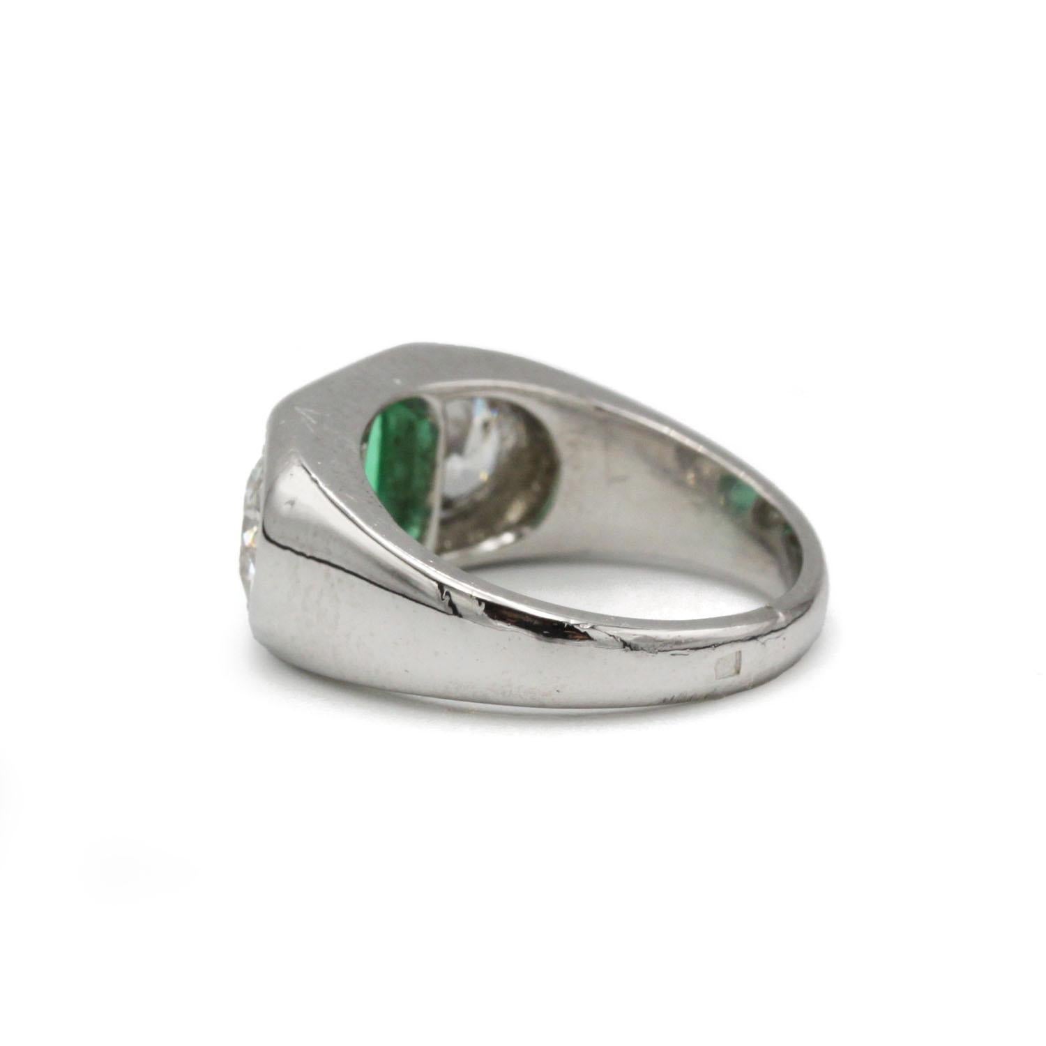 Französischer Art-Déco-Ring aus Platin, Smaragd und Diamanten im Altschliff (Smaragdschliff) im Angebot