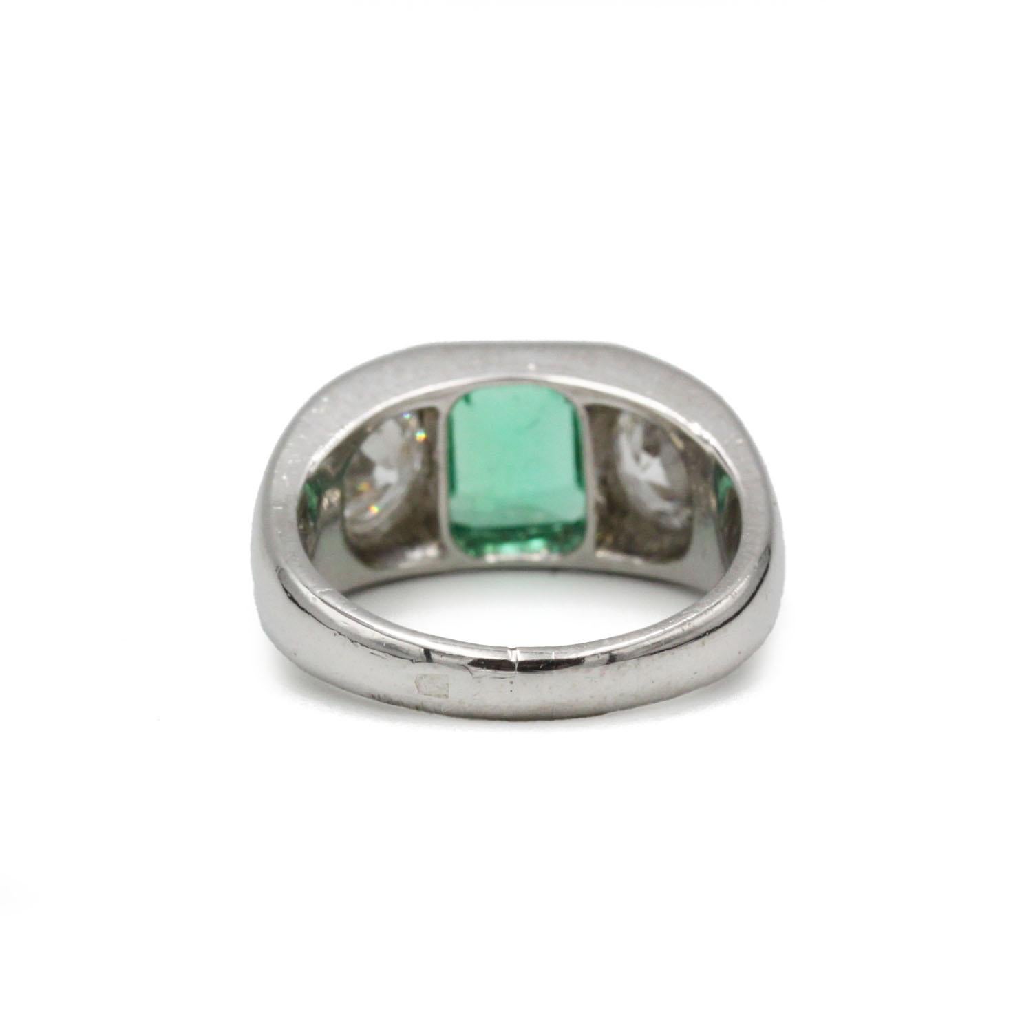 Französischer Art-Déco-Ring aus Platin, Smaragd und Diamanten im Altschliff im Zustand „Gut“ im Angebot in MONTMORENCY, FR