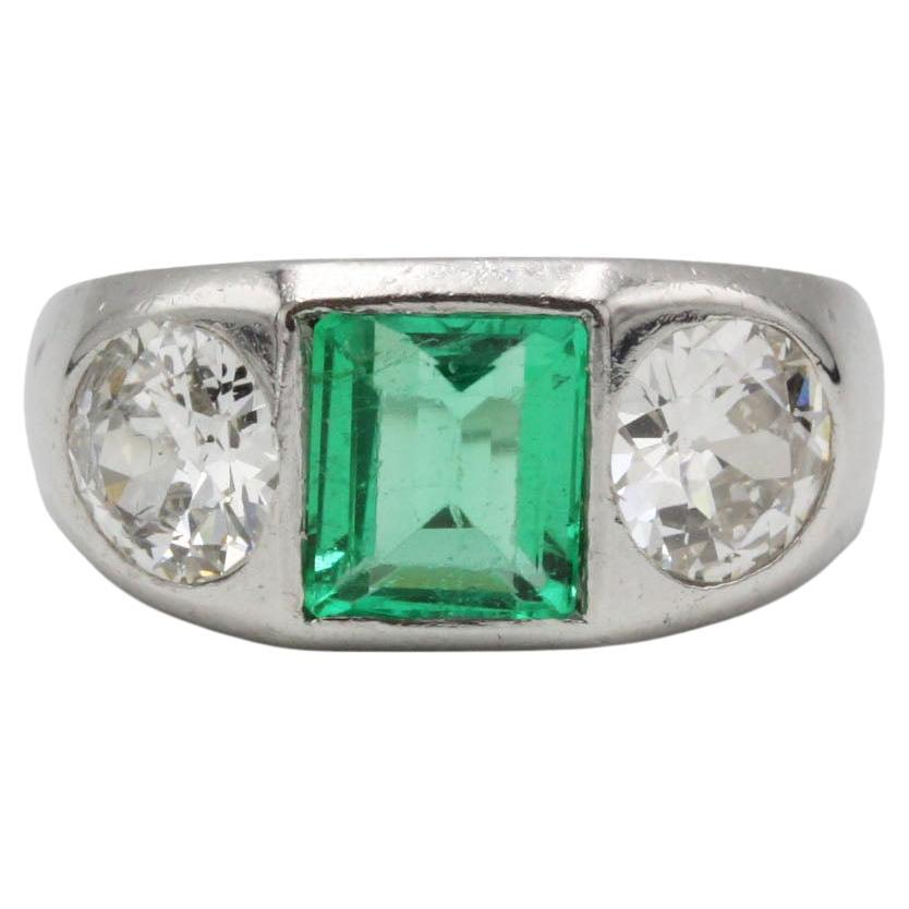 Bague Art Déco en platine français, émeraude et diamants taille ancienne