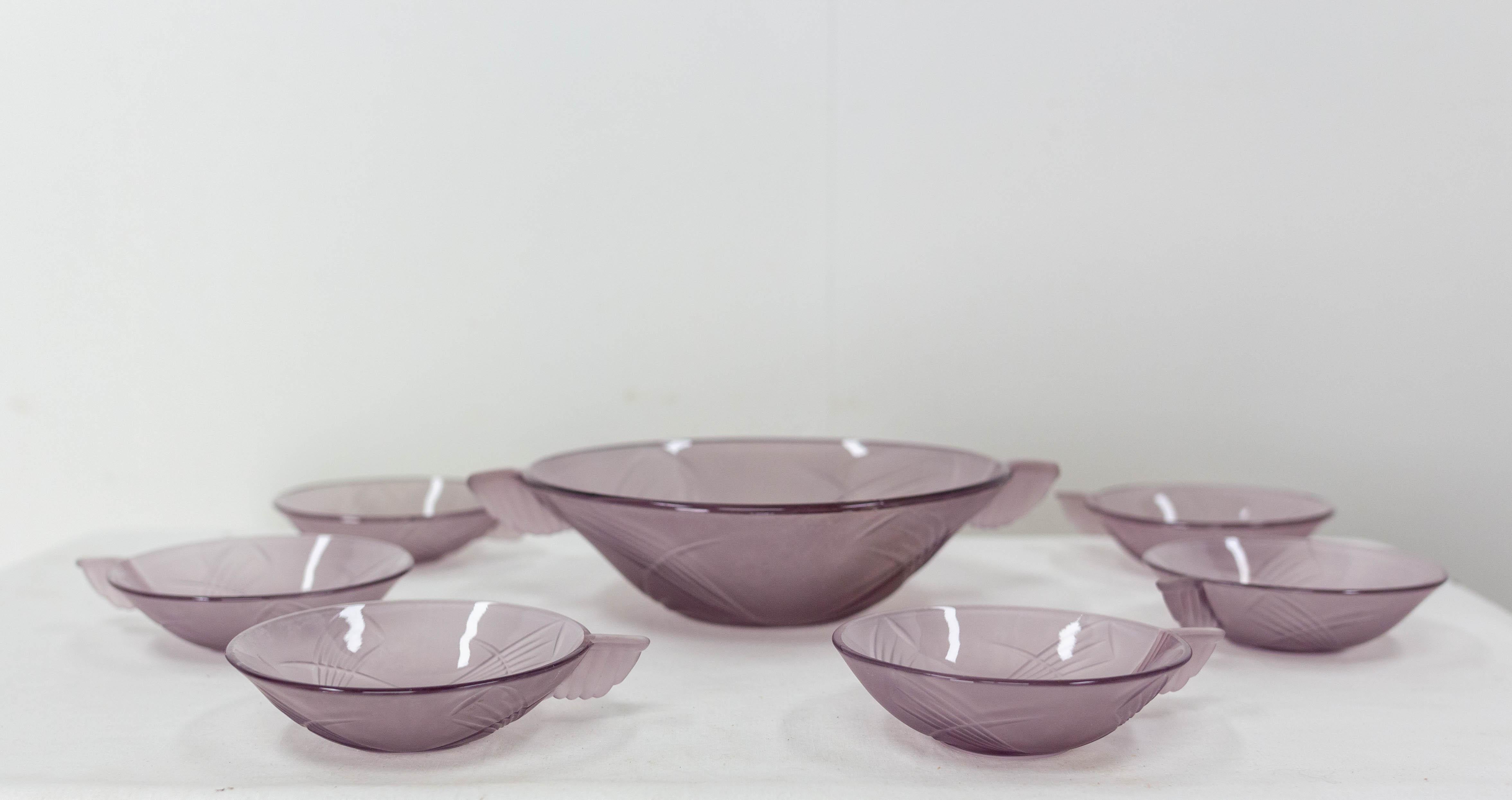 Fruit service set in purple streaked glass composed of one dish and six bowls.
The Dish has two handles, and each bowl has one handle.
The glass is streaked of geometrical patterns.
Dimensions of the bowls:
Diameter 4.88 in. (12.4 cm), height