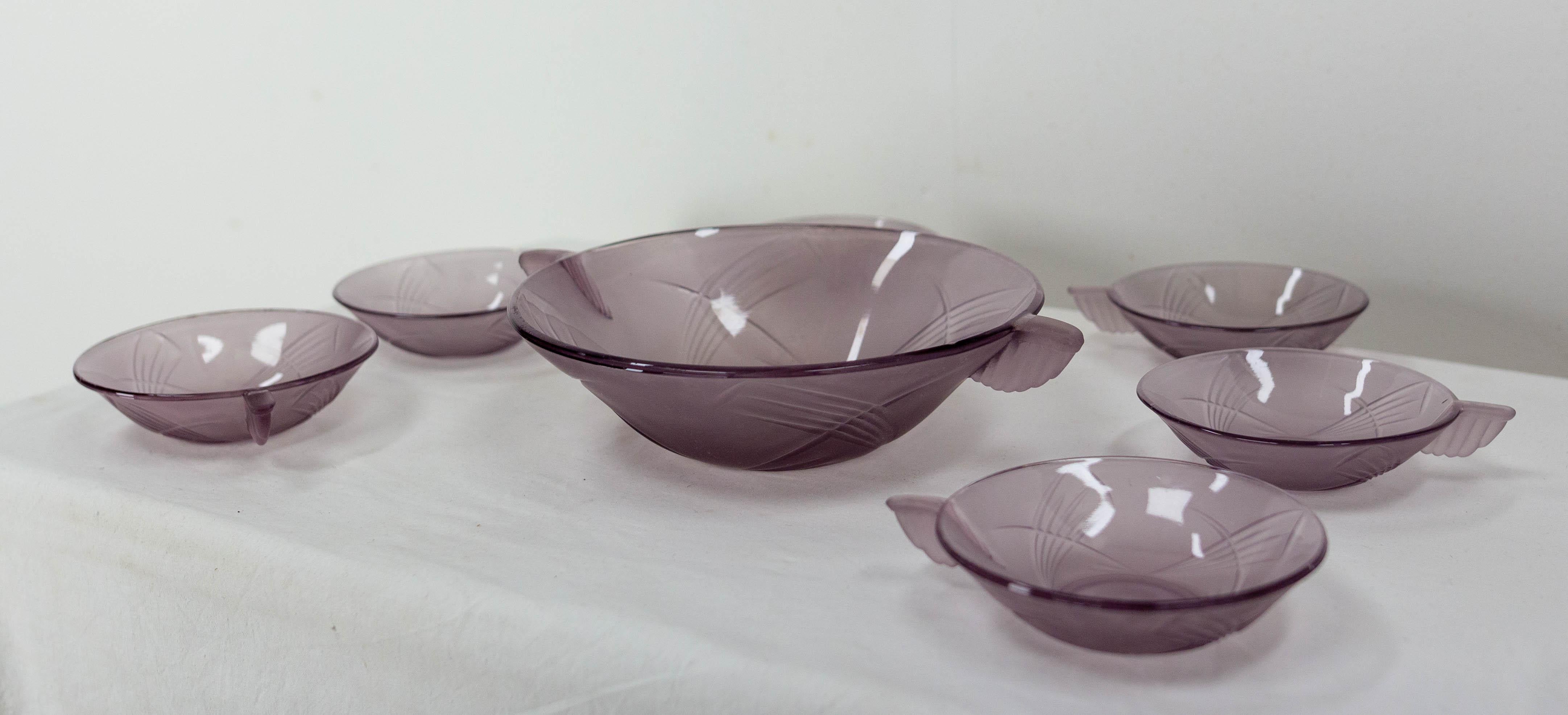 Art Deco French Purple Glass Fruit Service with One Dish and Six Bowls, c. 1930 In Good Condition For Sale In Labrit, Landes