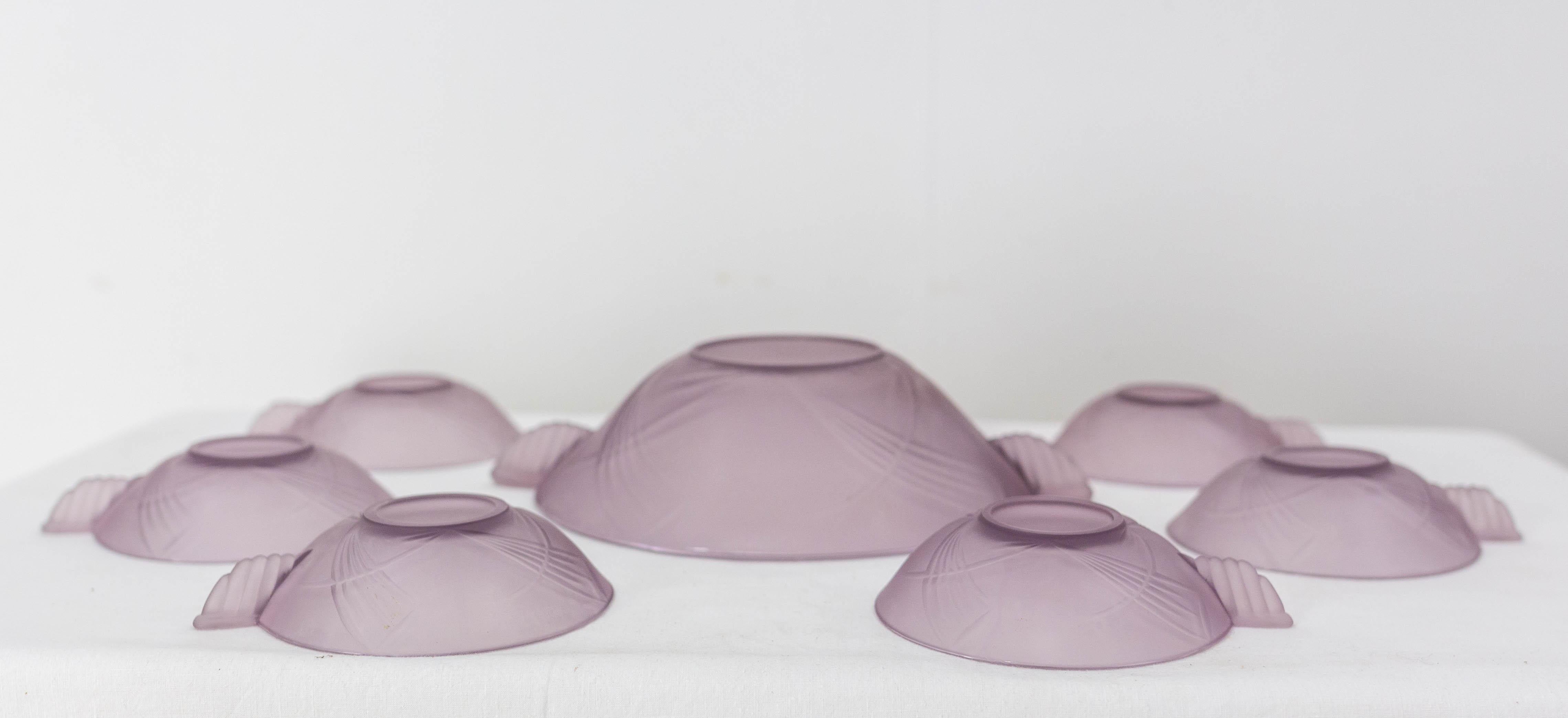 Art Deco French Purple Glass Fruit Service with One Dish and Six Bowls, c. 1930 For Sale 1