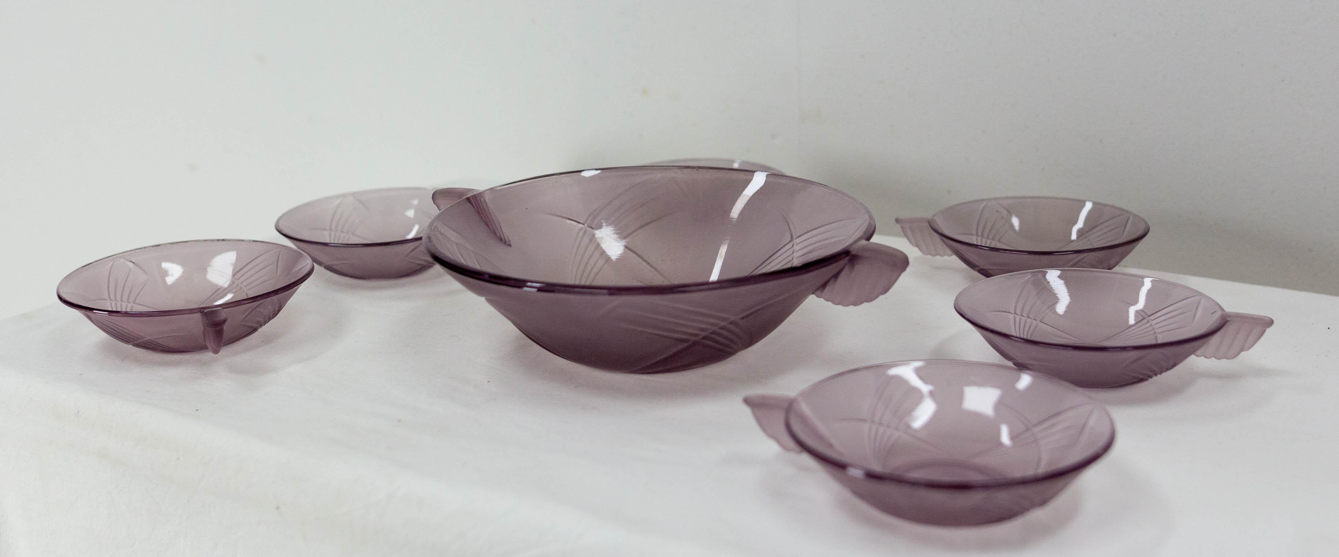 Art Deco French Purple Glass Fruit Service with One Dish and Six Bowls, c. 1930 For Sale 4