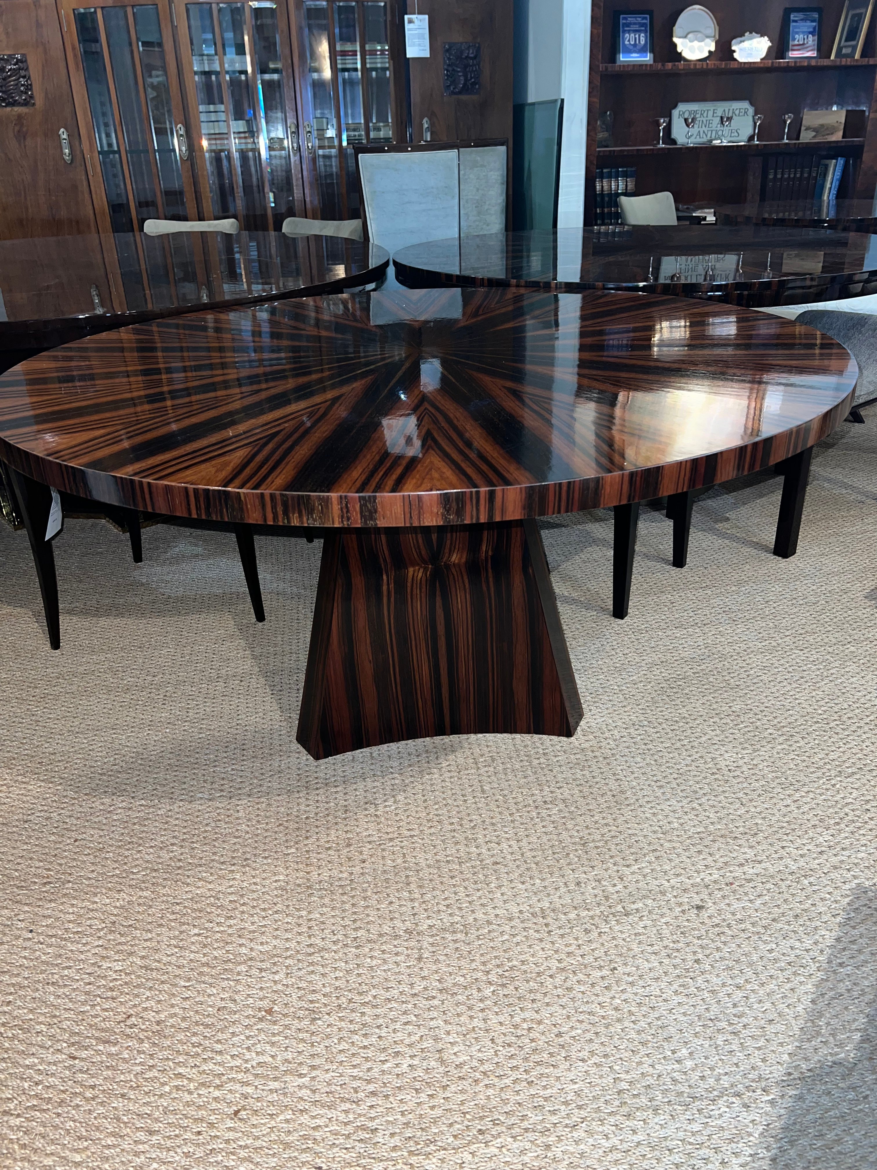 Schöner runder Art-Deco-Esszimmertisch mit Intarsien aus Makassarholz. Die breite Tischplatte zeigt eine wunderschöne Holzmaserung. Die Platte wird von dem markanten, stabilen Sockel getragen.

Der Zustand ist perfekt. Wiederhergestellt.
Frankreich,