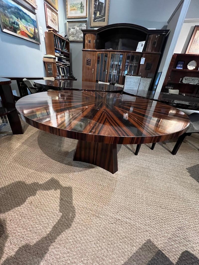 Art Deco French Round Dining Table in Macassar In Excellent Condition For Sale In Houston, TX