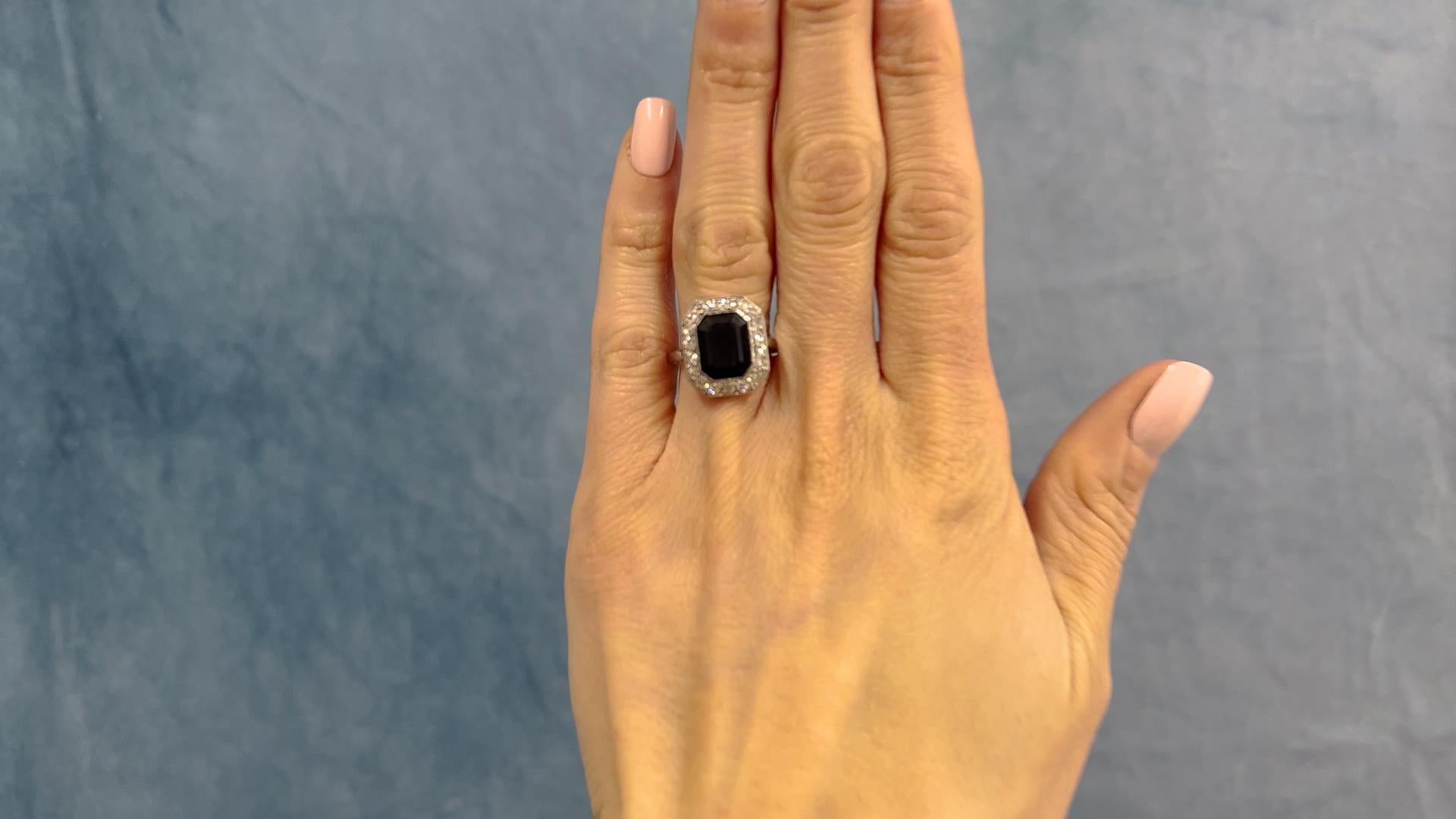 Ein Art Deco Französisch Saphir und Diamant Platin-Ring. Mit einem achteckigen dunkelblauen Saphir im Stufenschliff mit einem Gewicht von etwa 4,50 Karat. Akzentuiert durch 21 Diamanten im Einzelschliff mit einem Gesamtgewicht von ca. 0,80 Karat,