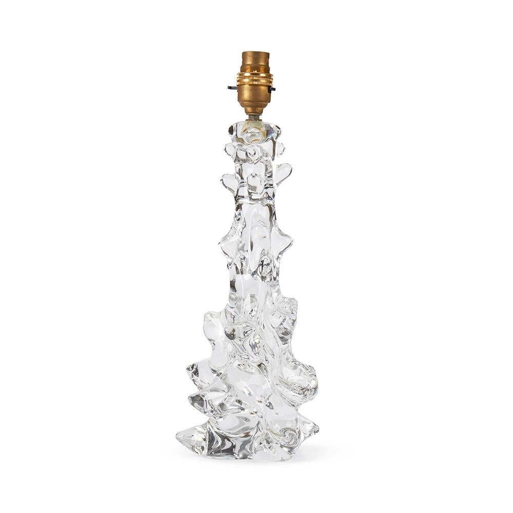 Un étonnant support de lampe Art Déco français en cristal Schneider avec des motifs noueux. La base de la lampe, soufflée à la main, se rétrécit au fur et à mesure qu'elle s'élève, avec des motifs plus larges et crénelés sur la partie inférieure du