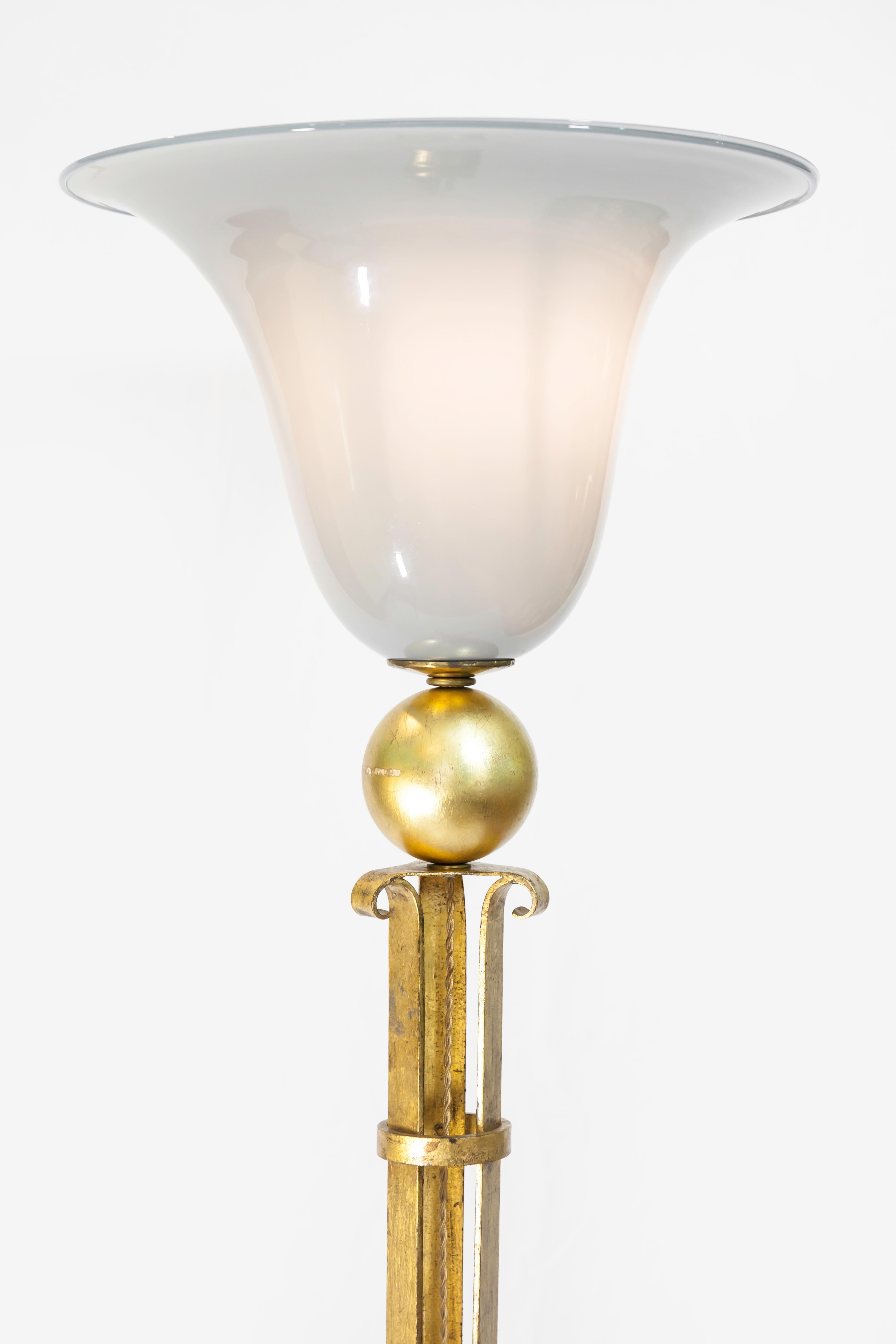Art Deco Französisch Schule Stehlampe Gold lackiert Eisen und Glas 1930s (Art déco) im Angebot