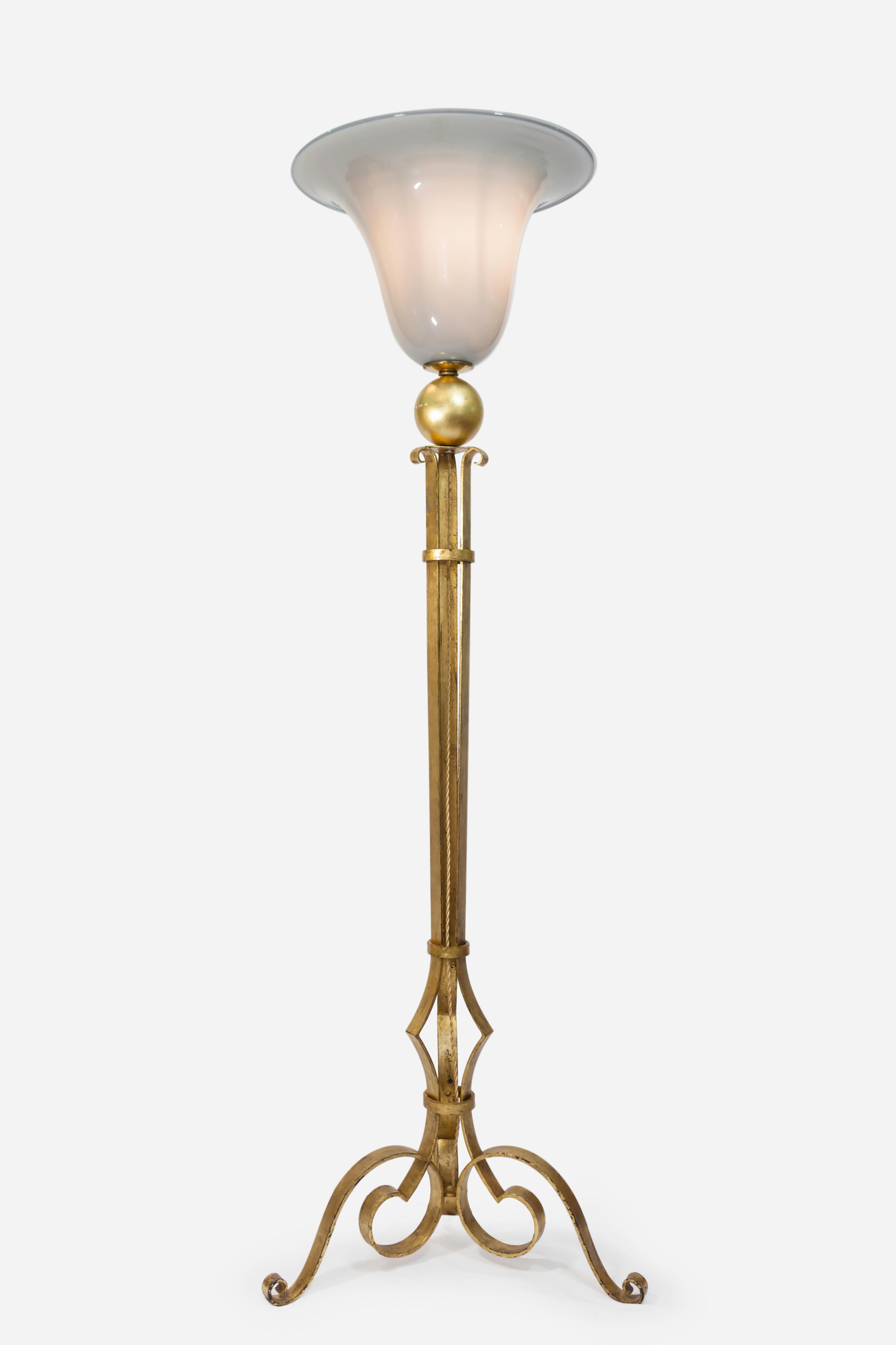 Art Deco Französisch Schule Stehlampe Gold lackiert Eisen und Glas 1930s im Zustand „Gut“ im Angebot in Milano, IT
