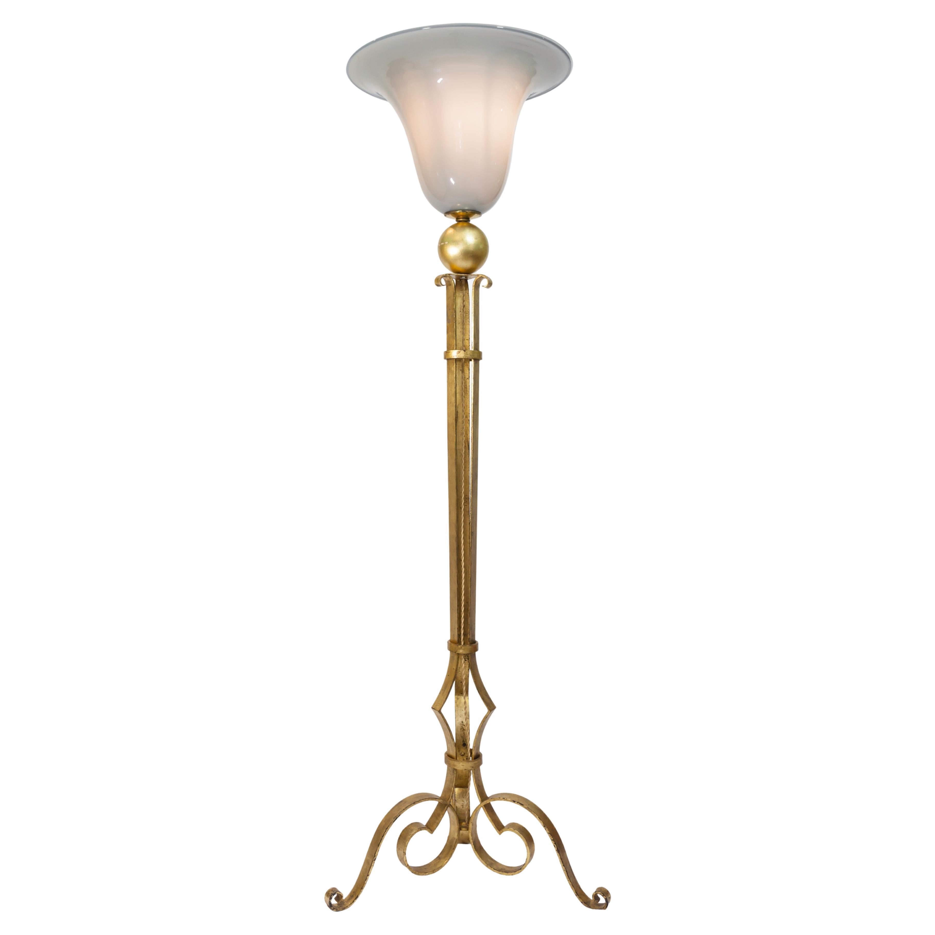 Art Deco Französisch Schule Stehlampe Gold lackiert Eisen und Glas 1930s im Angebot