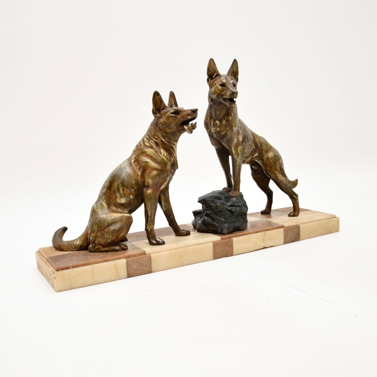 Impresionante escultura francesa Art Déco de pastores alemanes, fabricada en París y datada en la década de 1930.

Los perros son de espelta dorada y están bellamente montados sobre una fantástica base de mármol a cuadros. Es un tamaño grande e