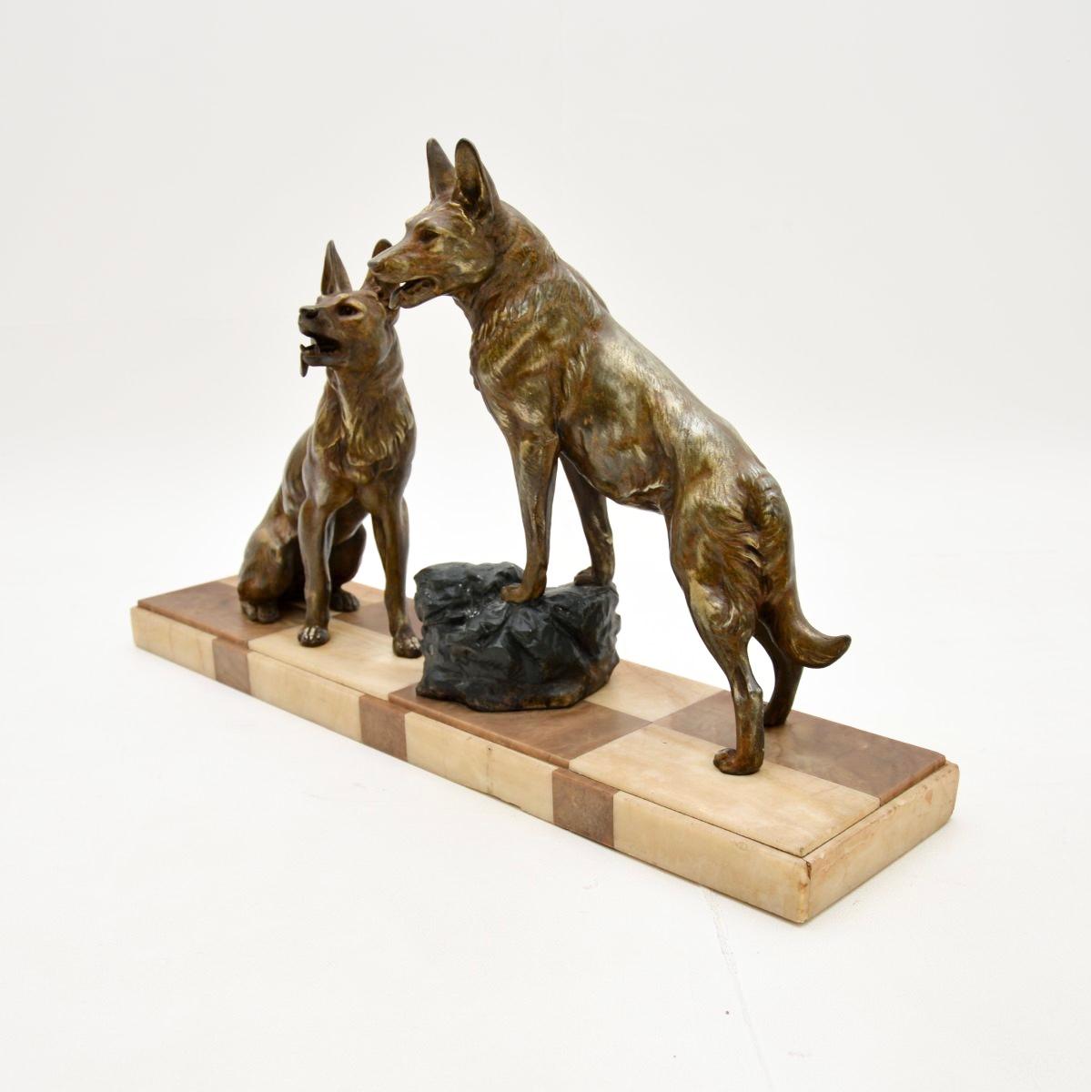 Escultura francesa Art Déco de pastores alemanes Art Decó en venta