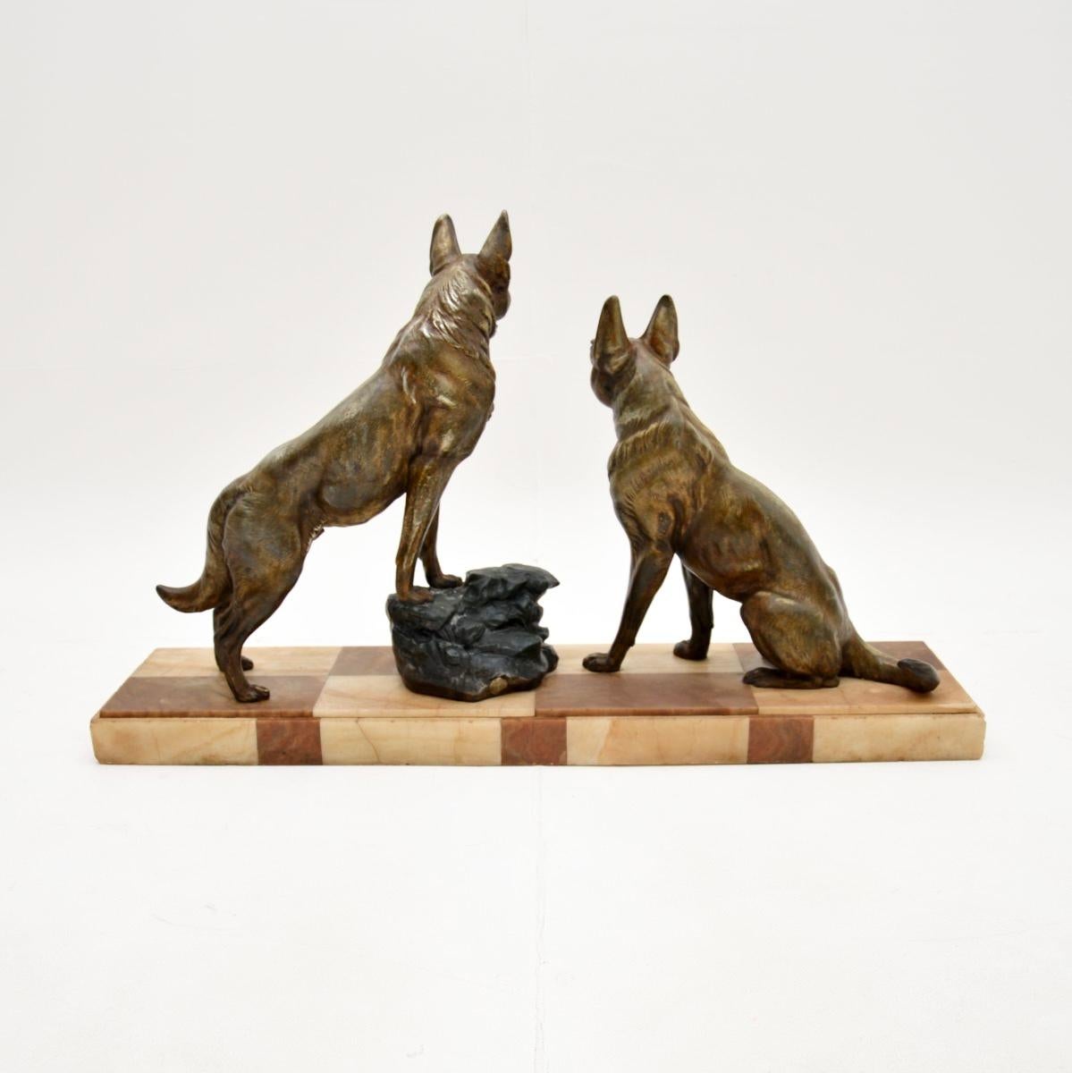 Escultura francesa Art Déco de pastores alemanes Francés en venta
