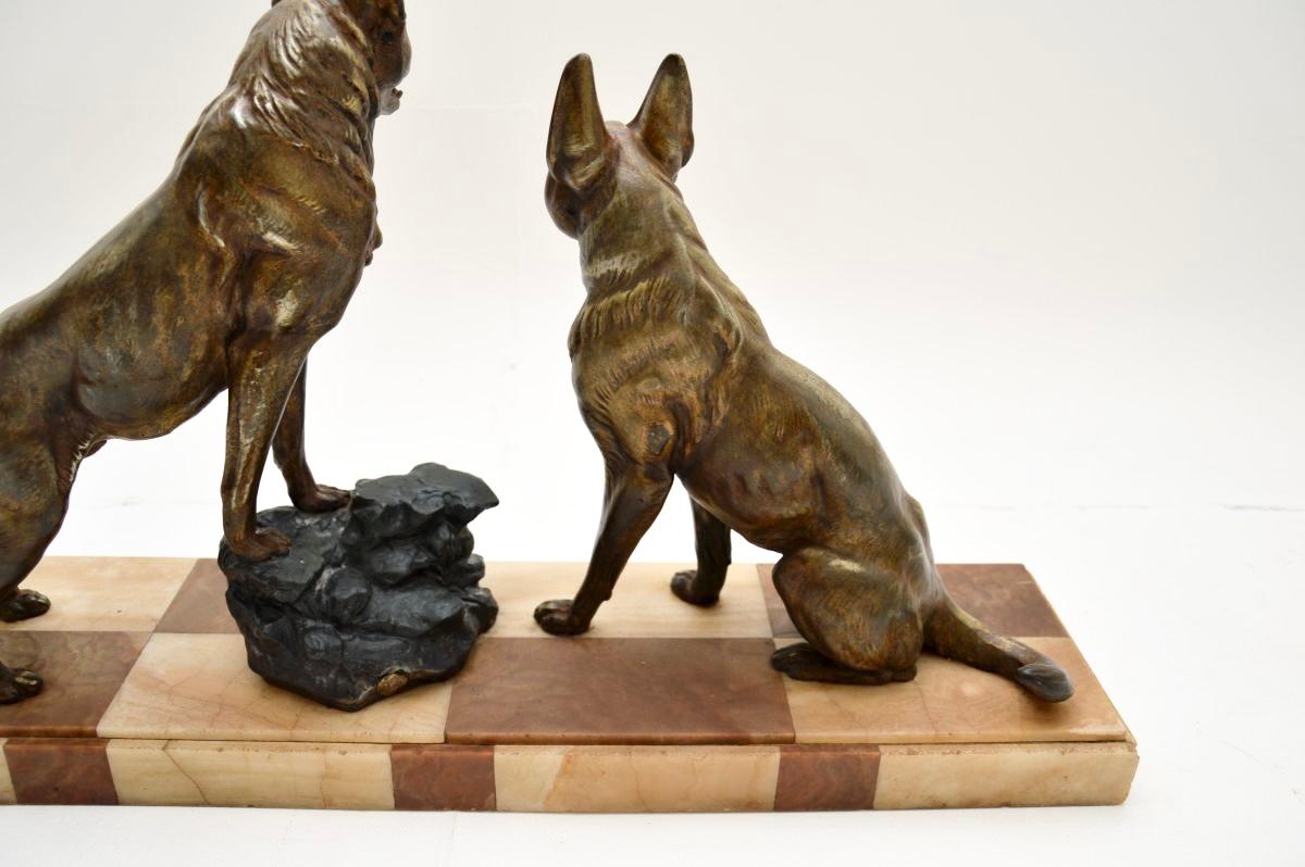 Escultura francesa Art Déco de pastores alemanes Dorado en venta