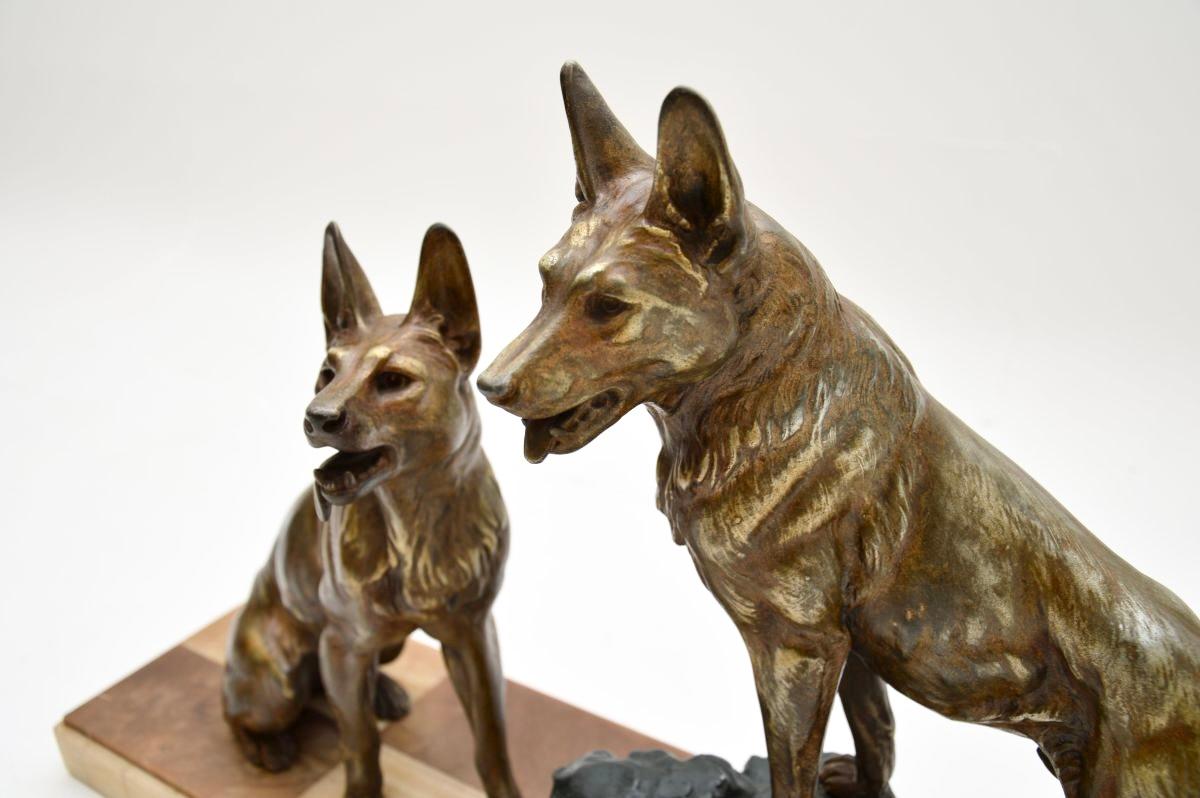 Escultura francesa Art Déco de pastores alemanes Spelter en venta