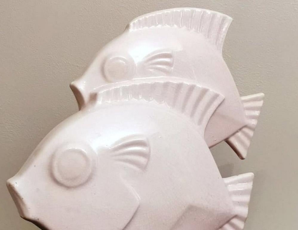 Sculpture française Art Déco de deux poissons en porcelaine craquelée en vente 1