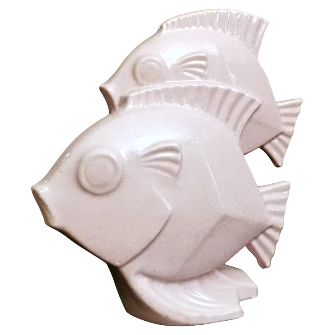 Sculpture française Art Déco de deux poissons en porcelaine craquelée
