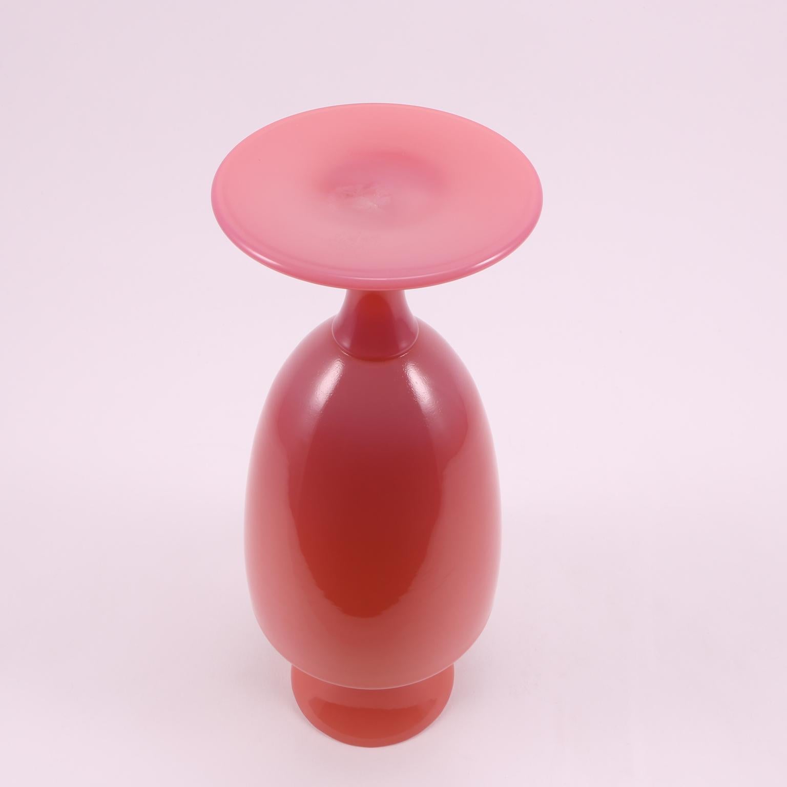 Art Deco French Sèvres Cranberry Pink Hand Blown Opaline Glass Vase, 1930 im Angebot 8