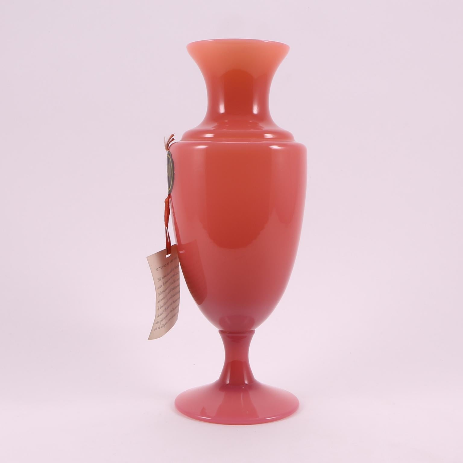 Art Deco French Sèvres Cranberry Pink Hand Blown Opaline Glass Vase, 1930 (Art déco) im Angebot