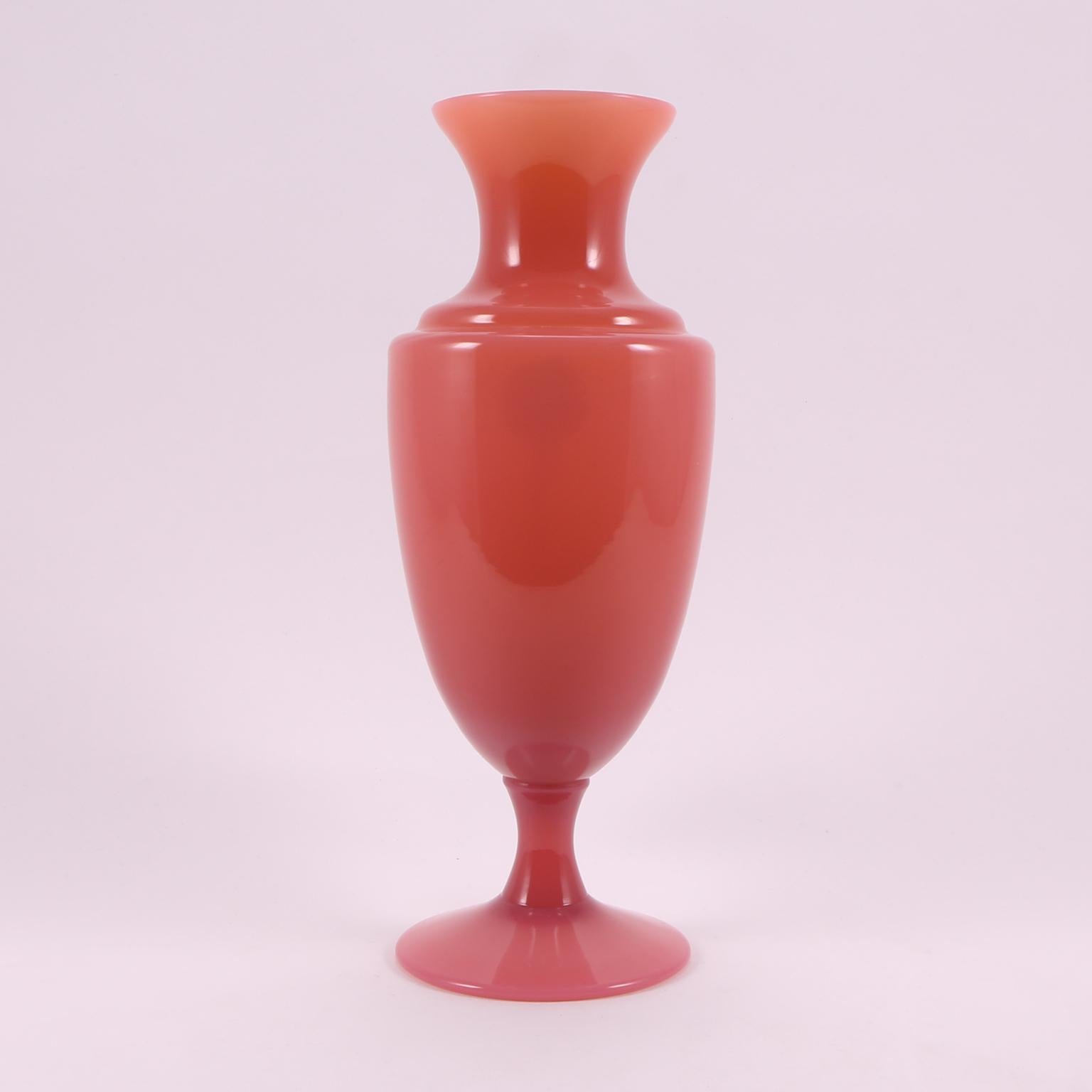 Art Deco French Sèvres Cranberry Pink Hand Blown Opaline Glass Vase, 1930 (Französisch) im Angebot