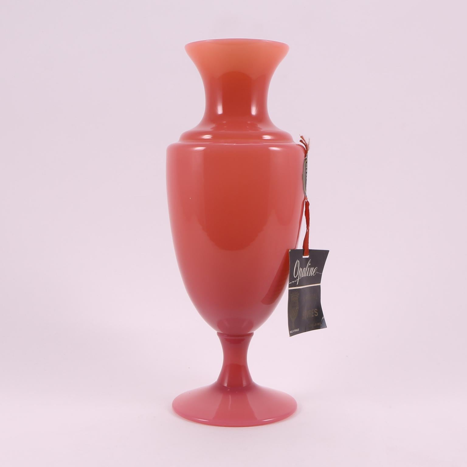 Art Deco French Sèvres Cranberry Pink Hand Blown Opaline Glass Vase, 1930 im Zustand „Hervorragend“ im Angebot in Florence, IT