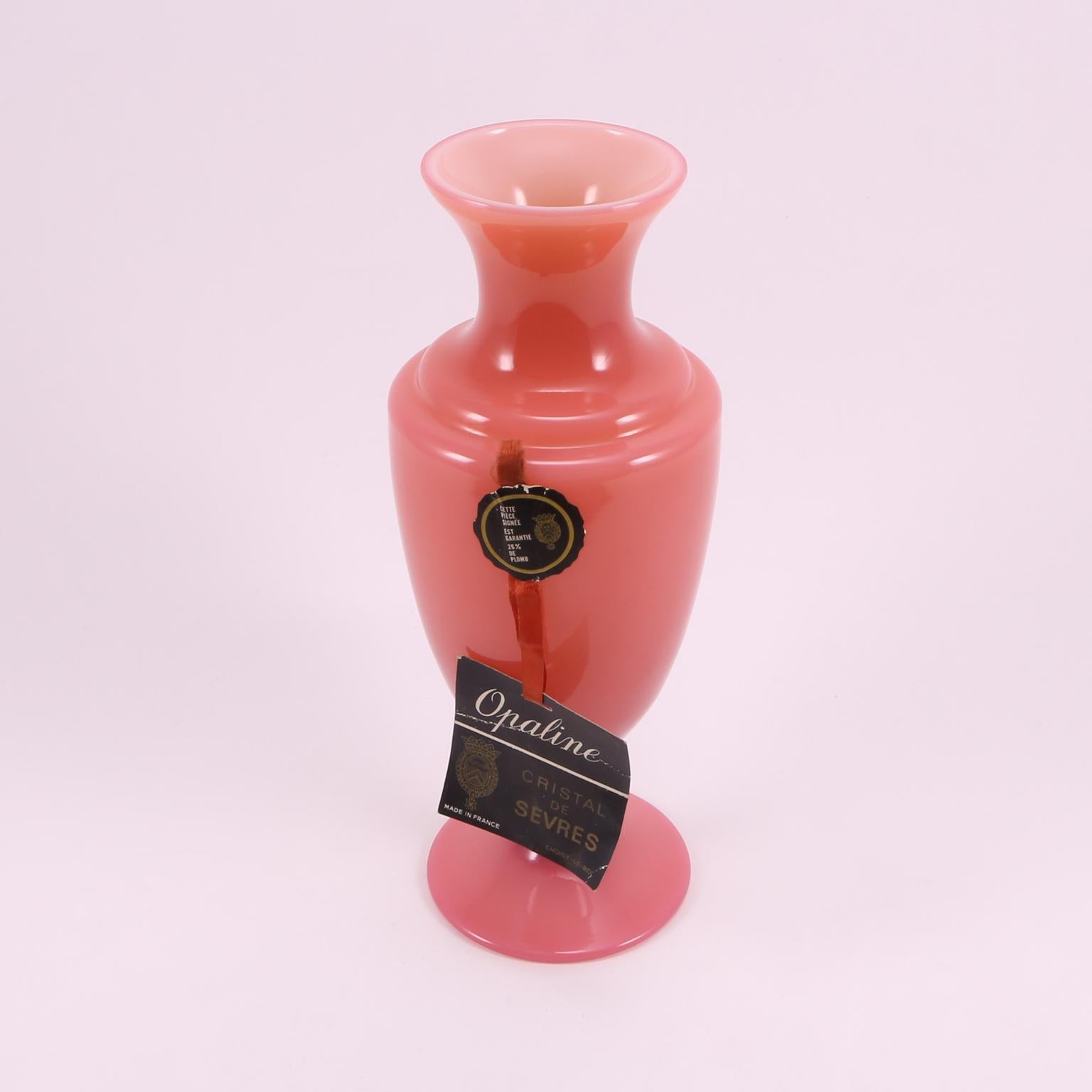 Art Deco French Sèvres Cranberry Pink Hand Blown Opaline Glass Vase, 1930 (Mitte des 20. Jahrhunderts) im Angebot
