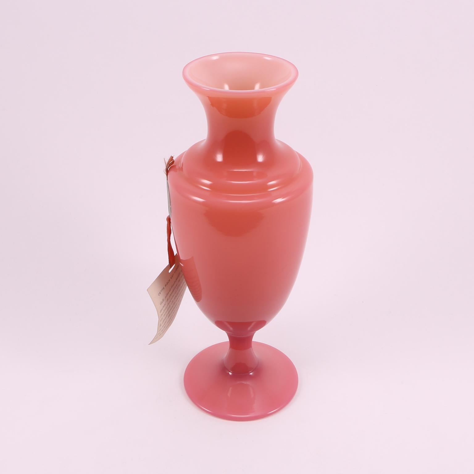 Art Deco French Sèvres Cranberry Pink Hand Blown Opaline Glass Vase, 1930 im Angebot 1