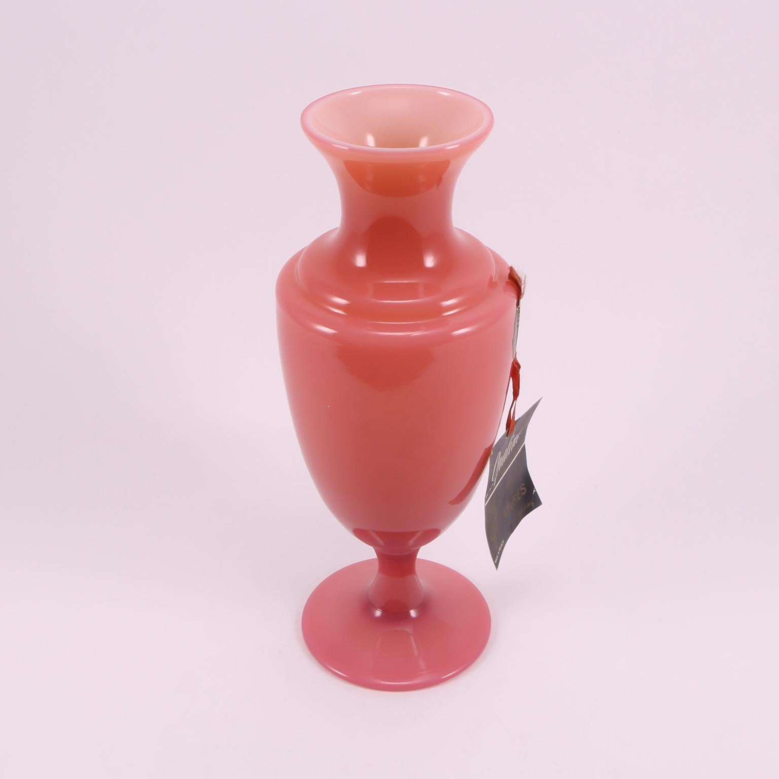 Art Deco French Sèvres Cranberry Pink Hand Blown Opaline Glass Vase, 1930 im Angebot 2