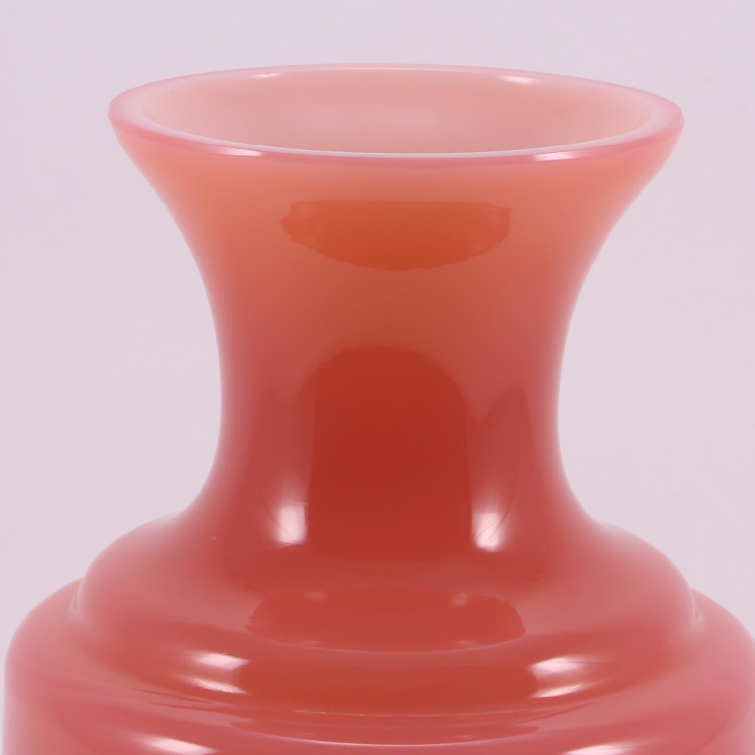 Art Deco French Sèvres Cranberry Pink Hand Blown Opaline Glass Vase, 1930 im Angebot 3