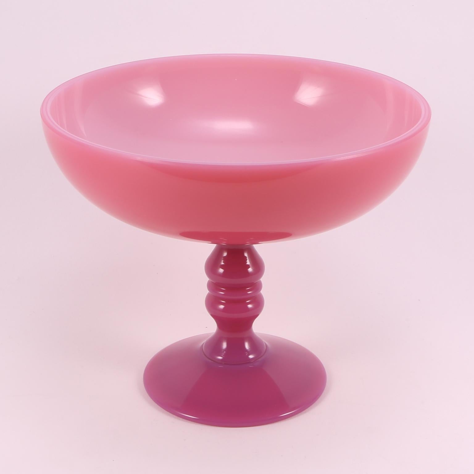 This Cranberry pink opaline centrepiece is a piece of Sèvres that everyone should have in their own collection.
However it is not a common object, rather of rare beauty.
Observing it, you can lose yourself in the many profiles of its stem.
Hand