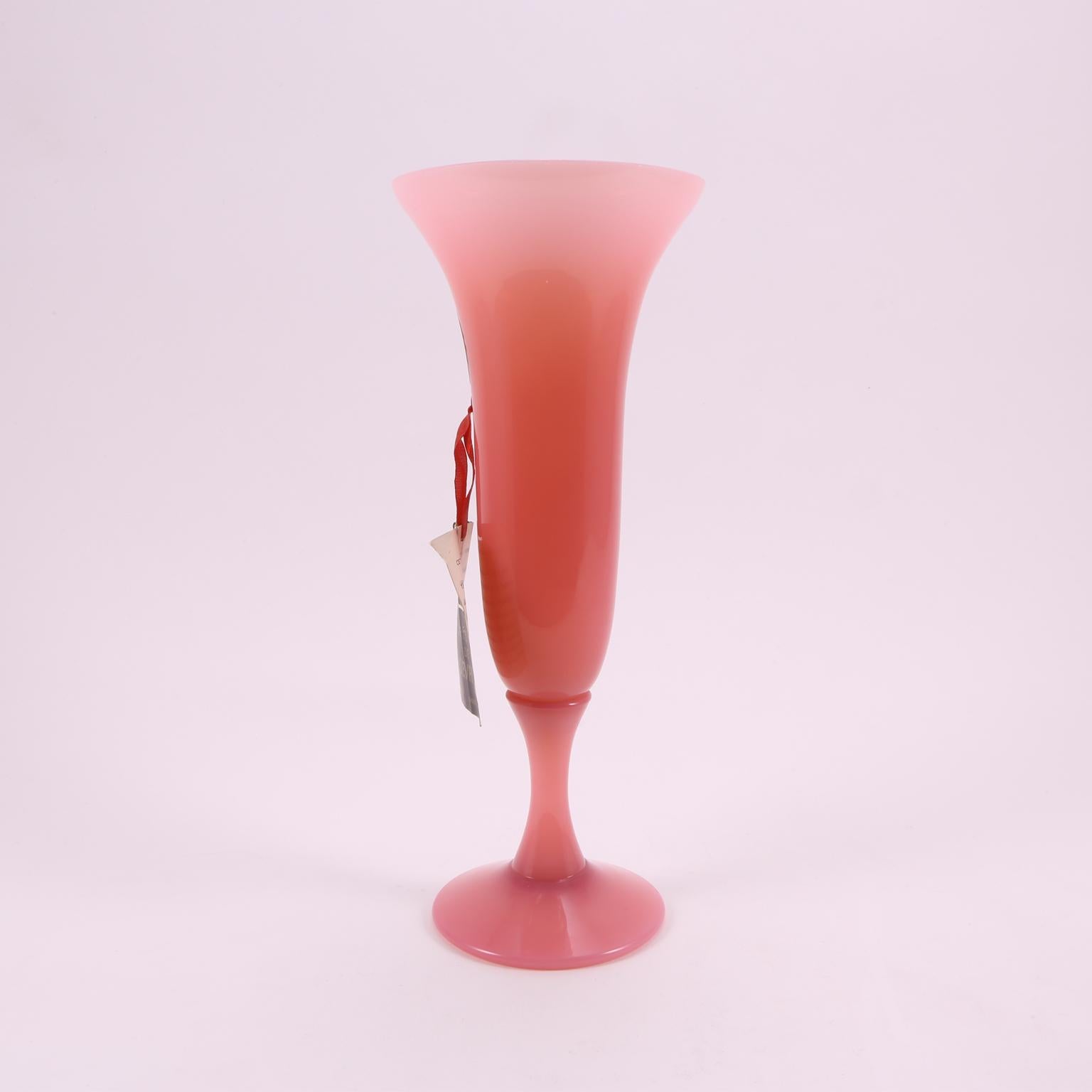 A charming Sèvres cranberry pink opaline vase, handblown in France, with a slender and elegant body.
Handblown in France with original ribbon and label, that are in perfect shape and on the backward of the card you will find a description of the
