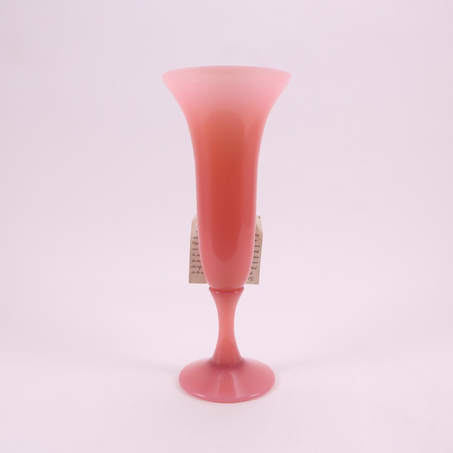 Art Deco French Sèvres Cranberry Pink Handblown Opaline Glass Vase, 1930 In Excellent Condition For Sale In Florence, IT