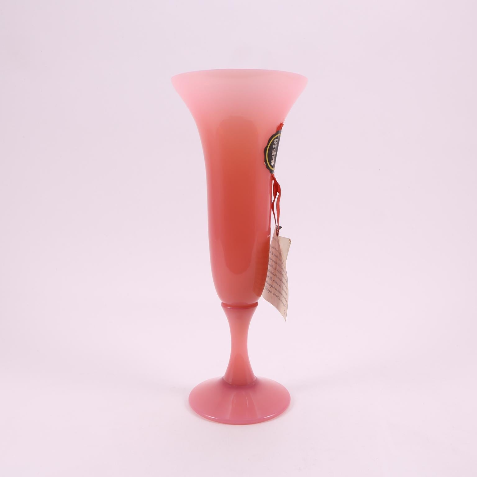 Art Deco French Sèvres Cranberry Pink Handblown Opaline Glass Vase, 1930 (Französisch) im Angebot
