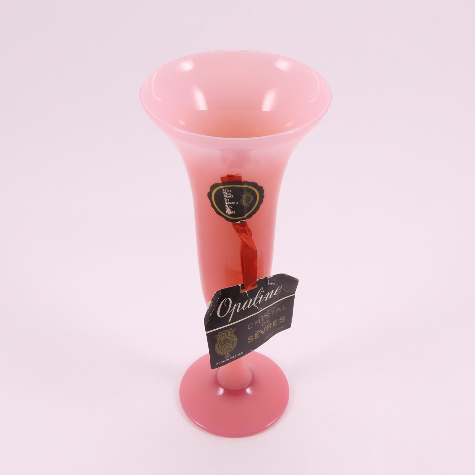 Art Deco French Sèvres Cranberry Pink Handblown Opaline Glass Vase, 1930 For Sale 1