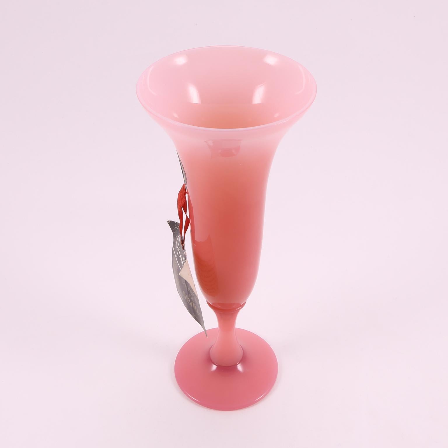 Art Deco French Sèvres Cranberry Pink Handblown Opaline Glass Vase, 1930 (Mitte des 20. Jahrhunderts) im Angebot