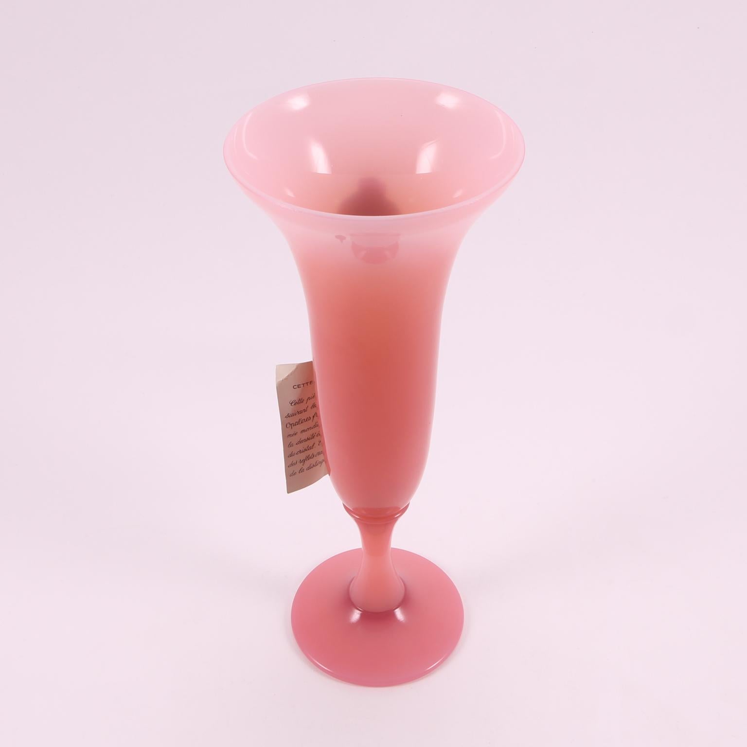 Art Deco French Sèvres Cranberry Pink Handblown Opaline Glass Vase, 1930 For Sale 3
