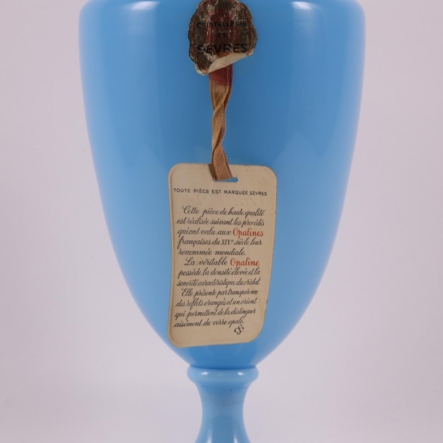 Vase en verre opalin soufflé à la main Art Déco Sèvres Turquoise clair, 1920 en vente 5