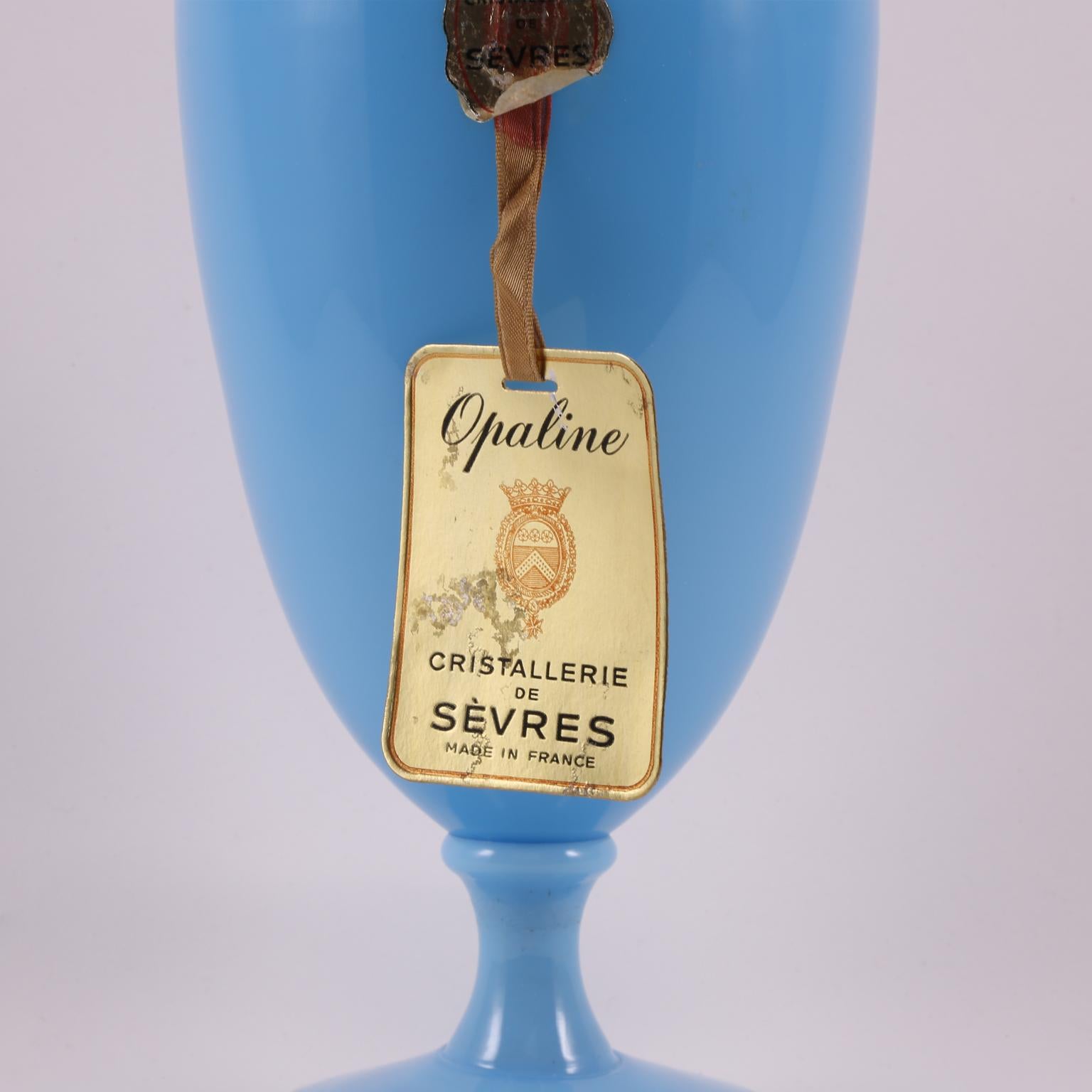 Vase en verre opalin soufflé à la main Art Déco Sèvres Turquoise clair, 1920 en vente 6