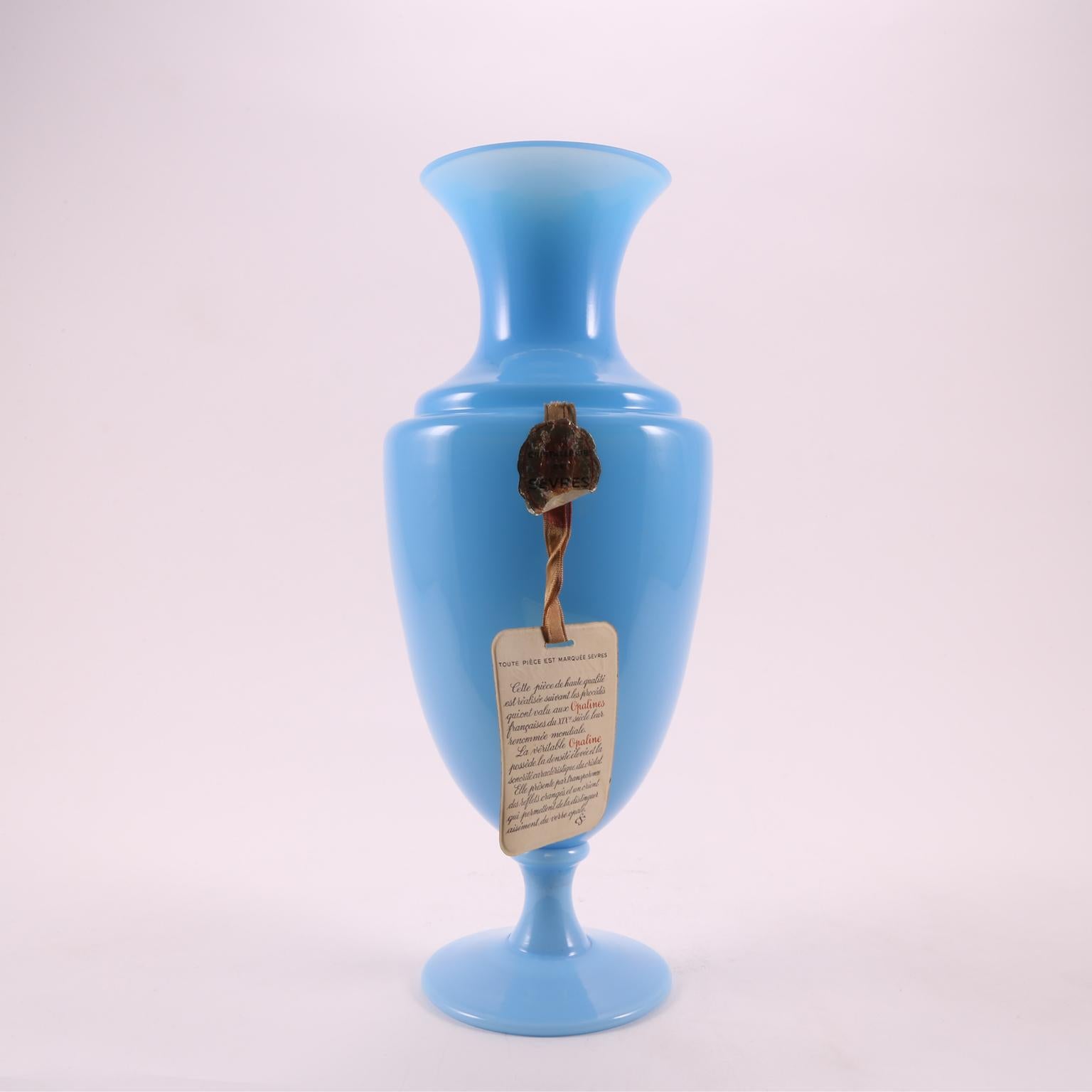 Un vase original de Sèvres de 1920, soufflé à la main en France. 
Dans une élégante nuance de turquoise clair, avec son ruban et son Label d'origine, qui sont en parfait état, et au dos de la carte vous trouverez une description du vase en