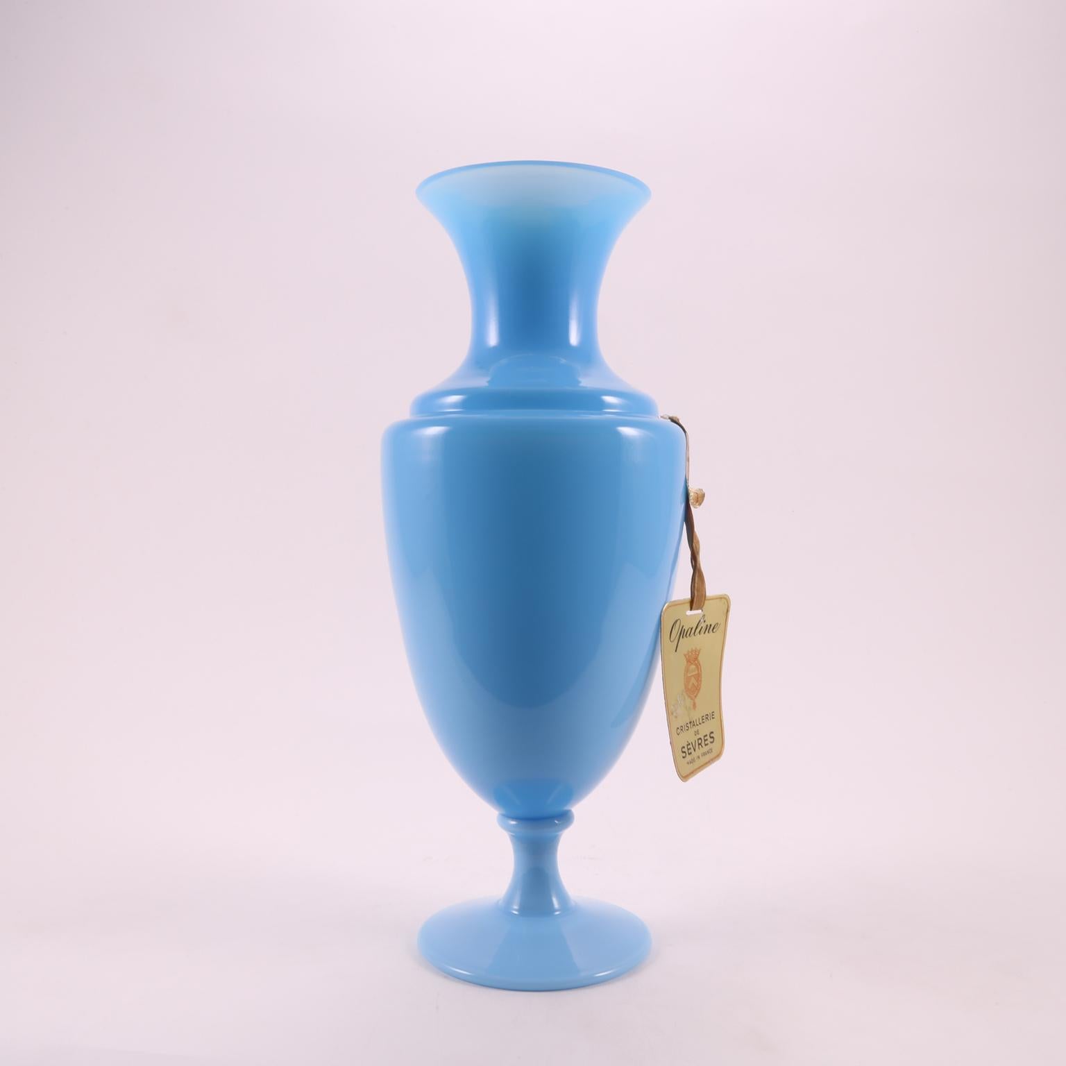 Art Deco French Sèvres Light Turquoise Hand Blown Opaline Glass Vase, 1920 In Excellent Condition For Sale In Florence, IT